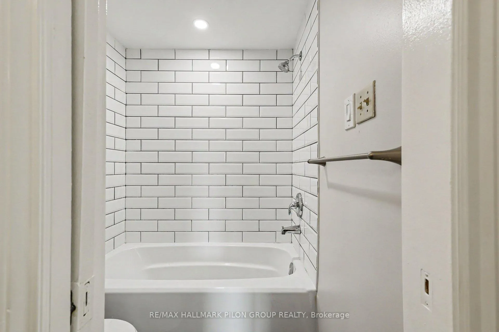 Photo 15 of Unit B, 110 Valley Stream Drive, Ottawa, Leslie Park — HOMEH