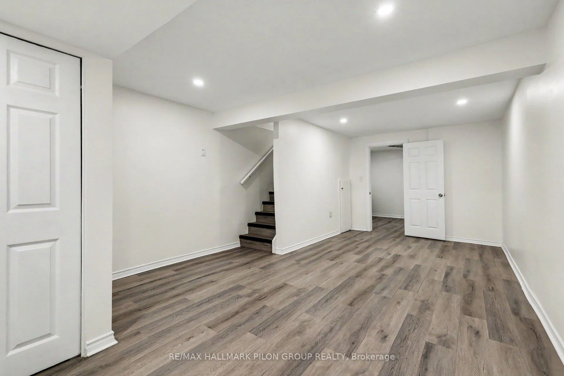Photo 17 of Unit B, 110 Valley Stream Drive, Ottawa, Leslie Park — HOMEH
