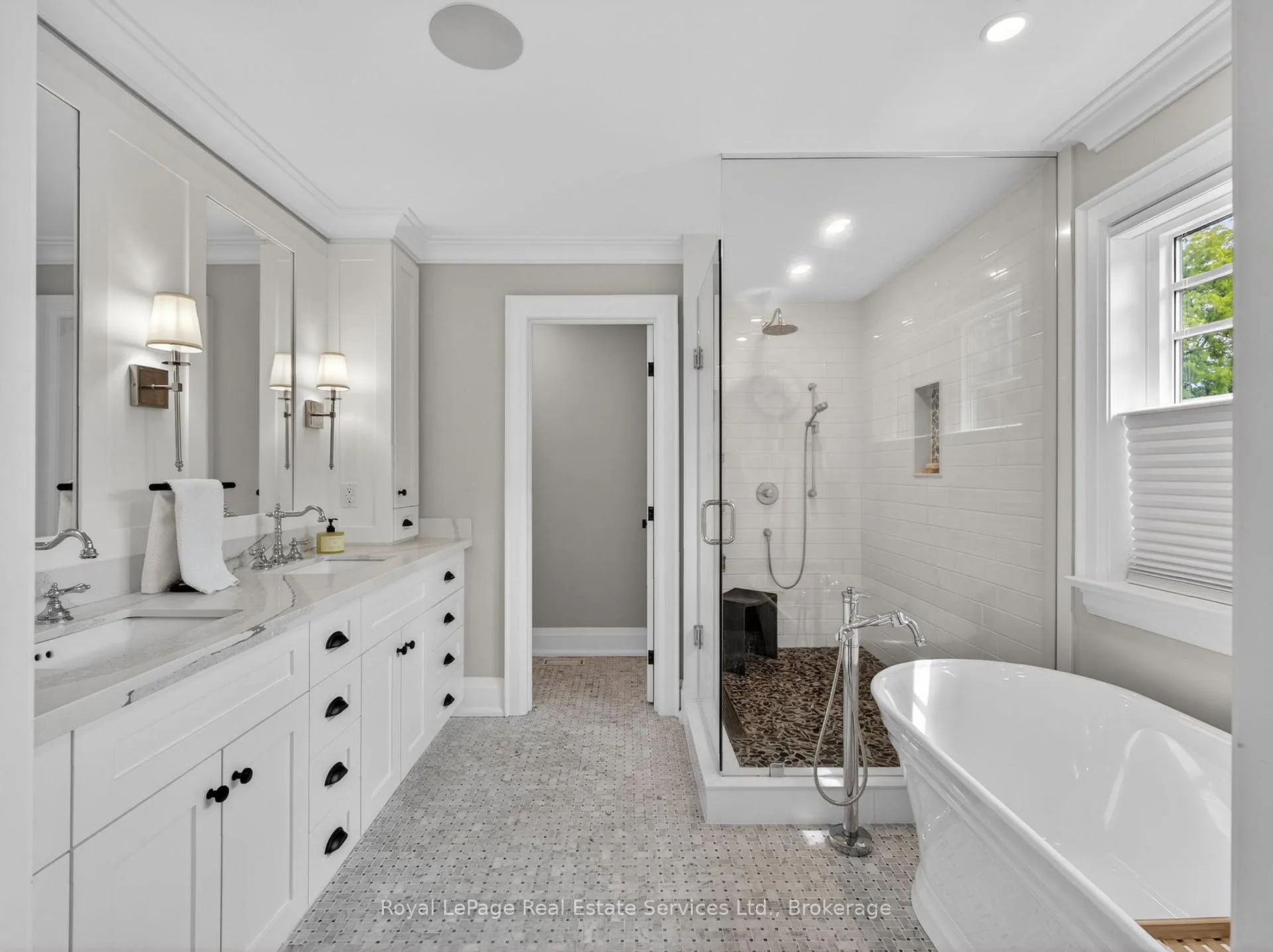 Photo 21 of 47 Park Avenue E, Burlington, LaSalle — HOMEH