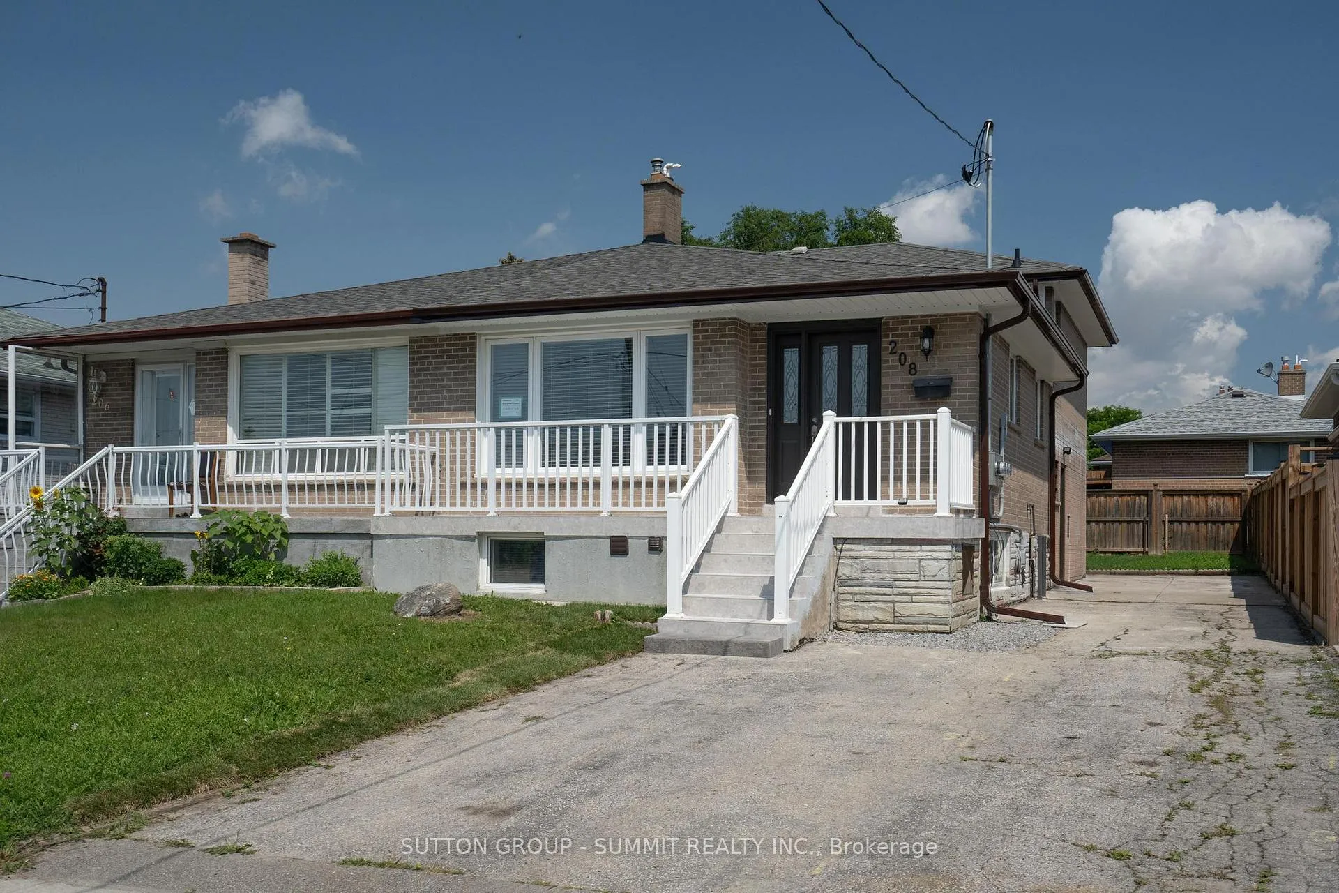 Front of Unit LOWER, 208 Giltspur Drive