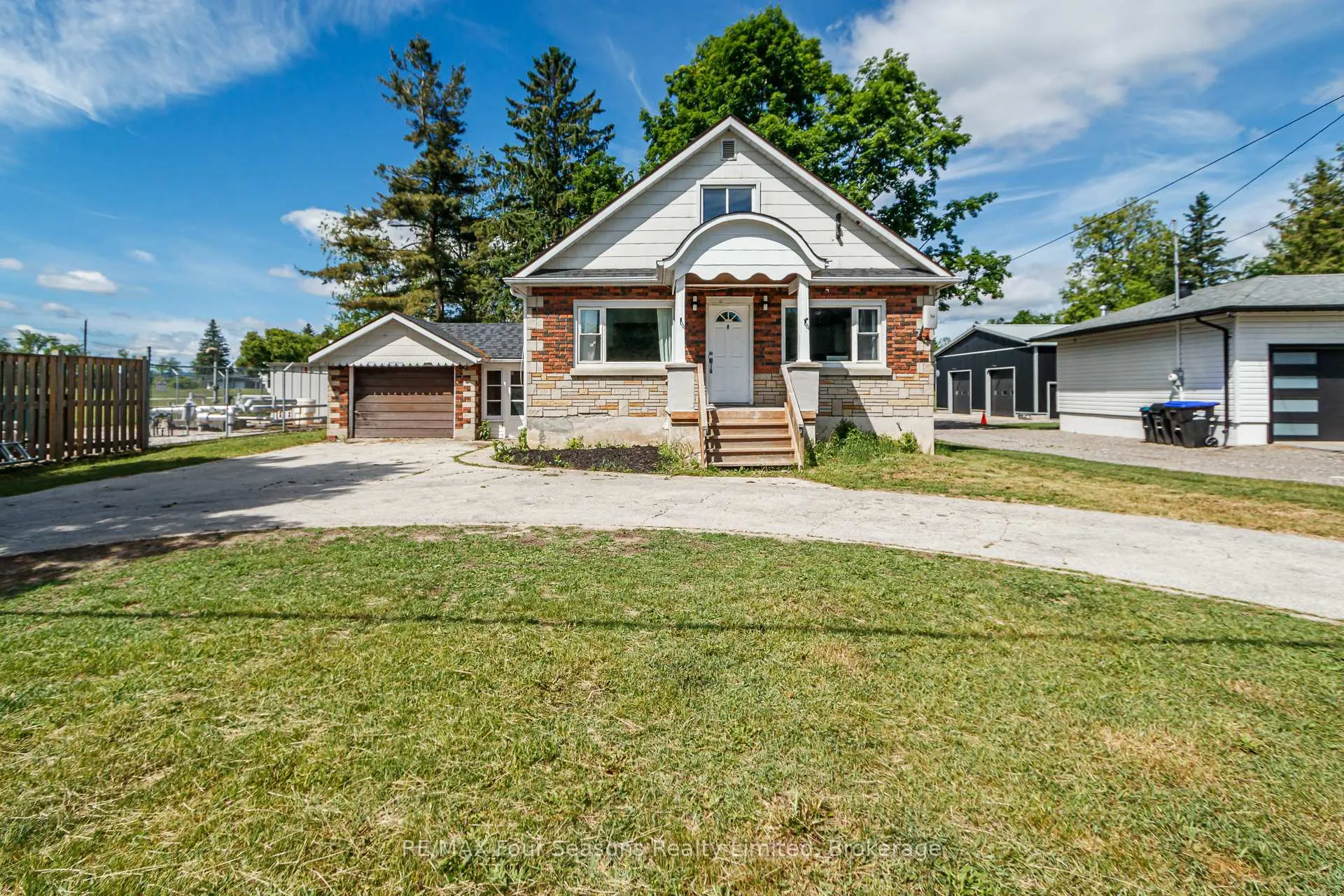 Photo 2 of 7613 26 Highway, Clearview, Stayner — HOMEH