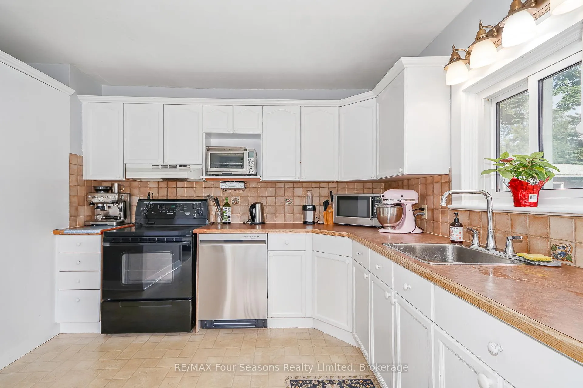 Photo 13 of 7613 26 Highway, Clearview, Stayner — HOMEH