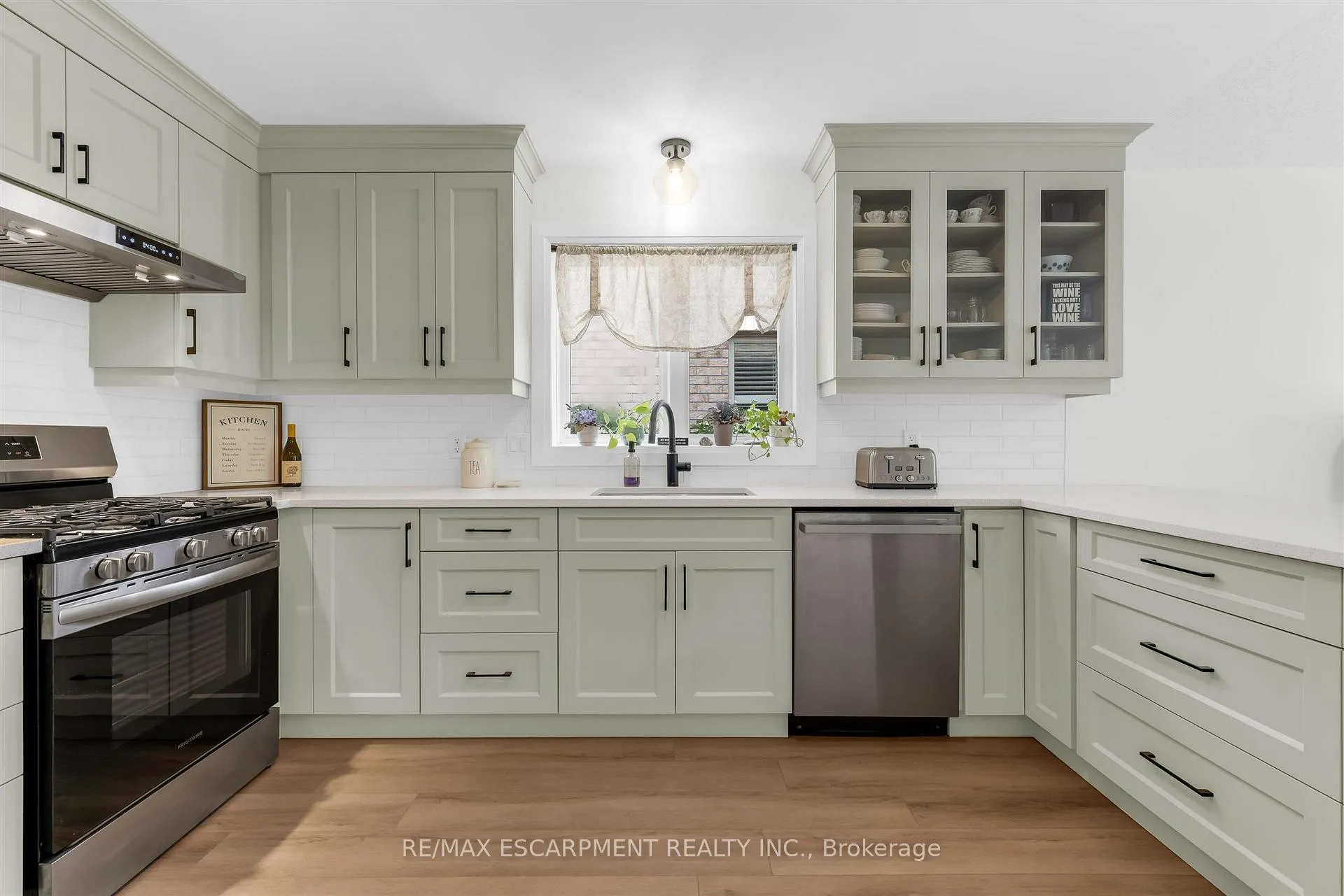 Photo 2 of 4501 Frances Crescent, Lincoln, Beamsville — HOMEH