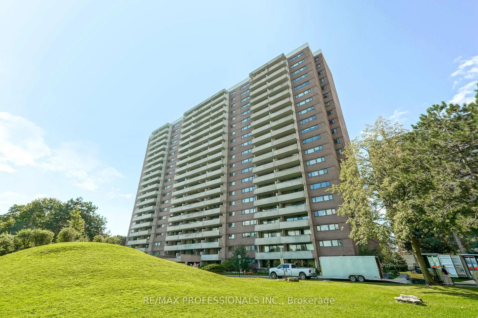 Front of Unit 1907, 250 Scarlett Road
