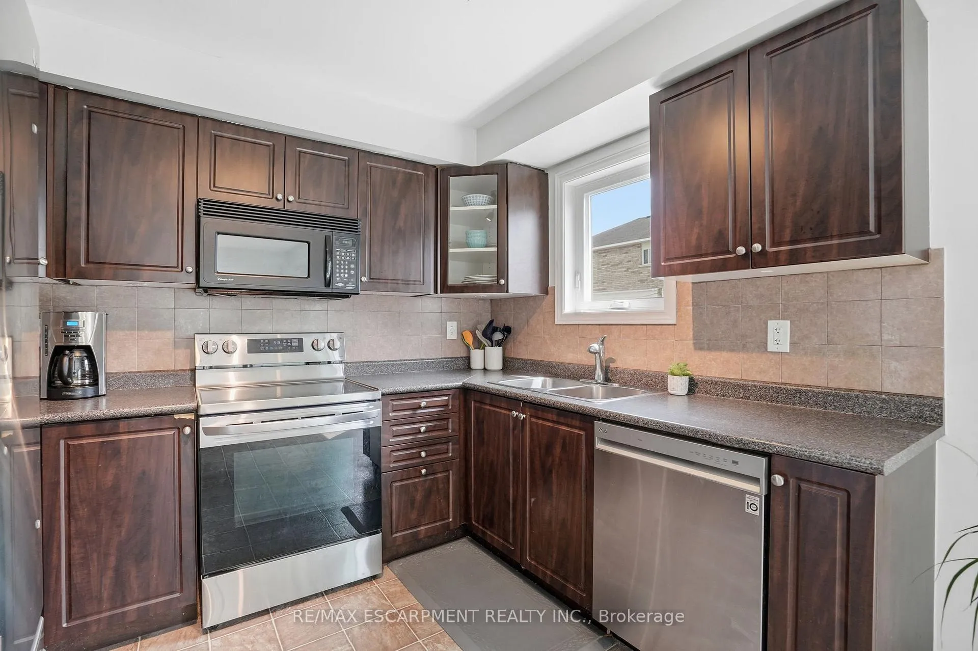 Photo 11 of 263 Windwood Drive, Hamilton, Binbrook — HOMEH