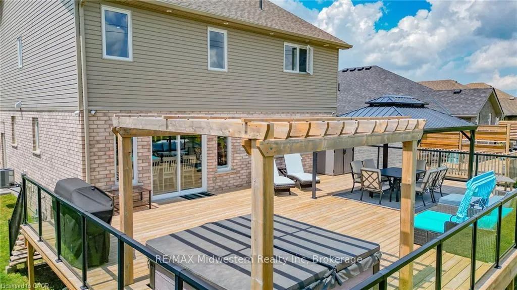 Photo 10 of 122 Bridge Crescent, Minto — HOMEH