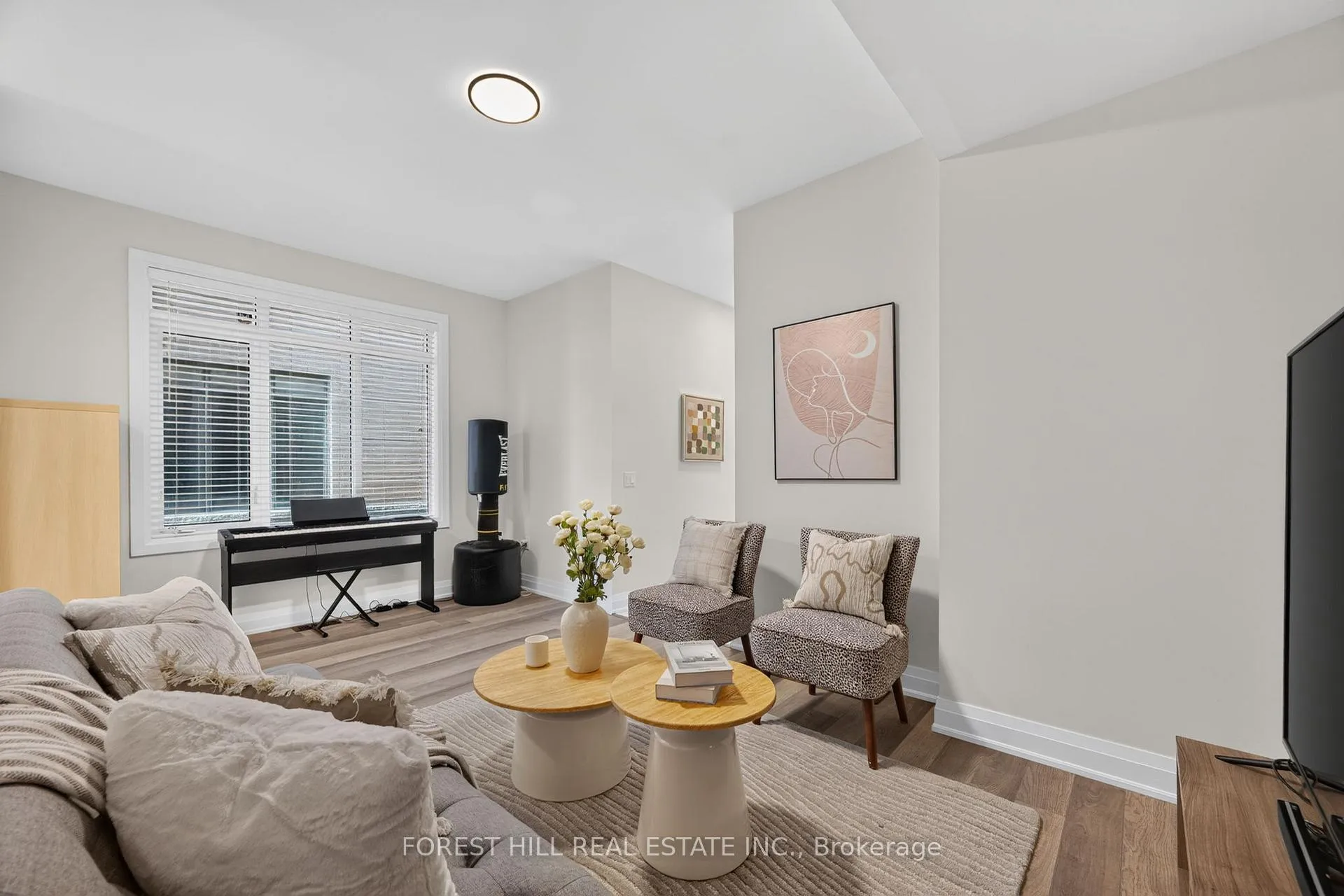 Photo 3 of 96 Salterton Circle, Vaughan, Rural Vaughan — HOMEH