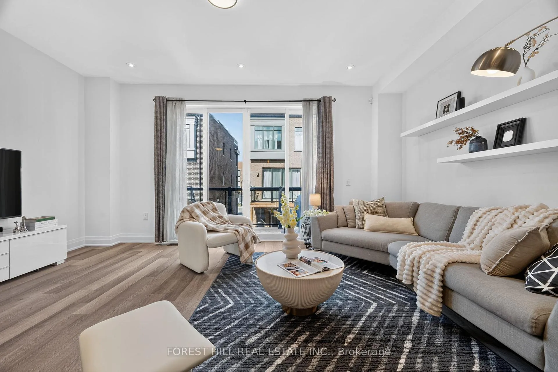 Photo 9 of 96 Salterton Circle, Vaughan, Rural Vaughan — HOMEH