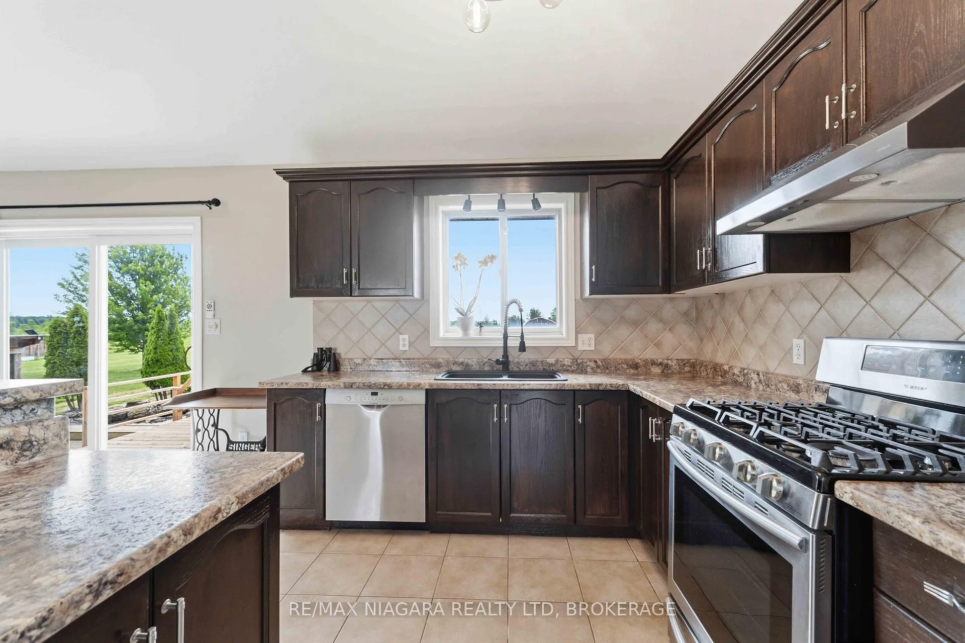 Photo 5 of 661 Carl Road, Welland, Cooks Mills — HOMEH