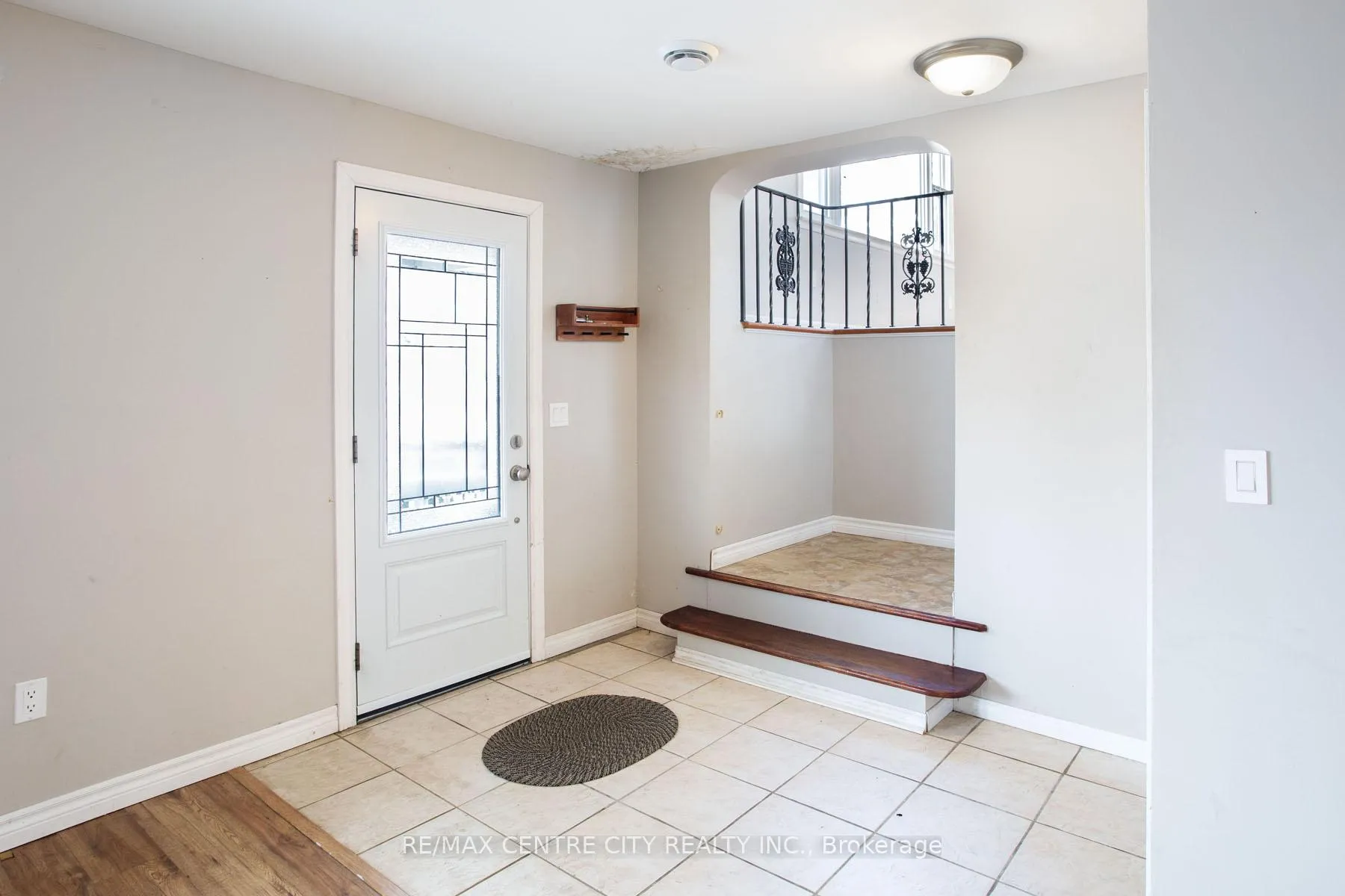 Photo 3 of 1231 Sunningdale Road E, London, North C — HOMEH