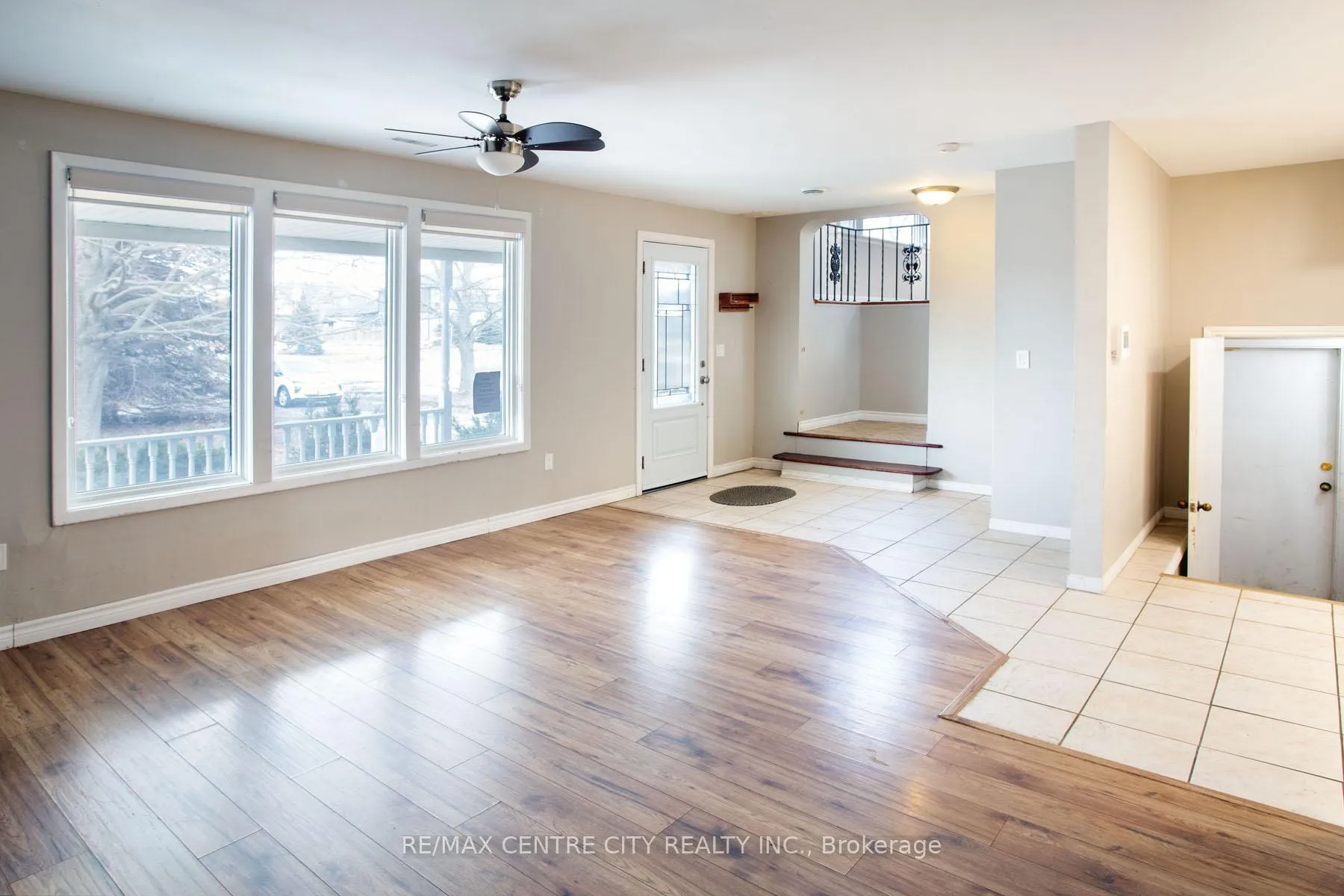 Photo 5 of 1231 Sunningdale Road E, London, North C — HOMEH