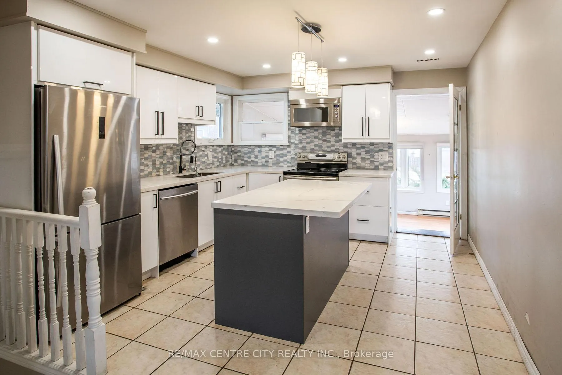 Photo 7 of 1231 Sunningdale Road E, London, North C — HOMEH