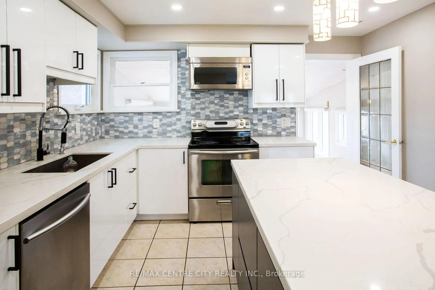 Photo 9 of 1231 Sunningdale Road E, London, North C — HOMEH
