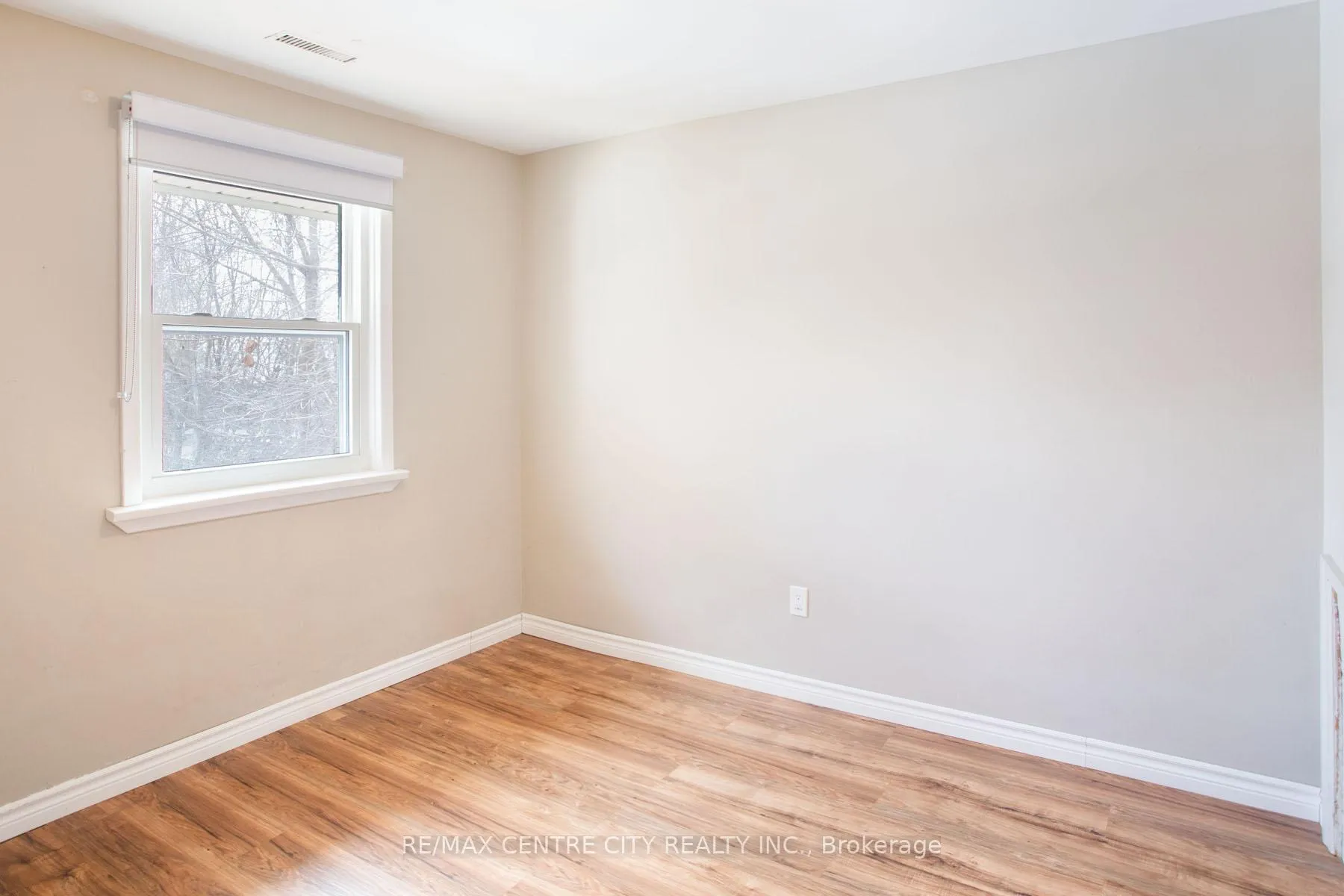 Photo 17 of 1231 Sunningdale Road E, London, North C — HOMEH