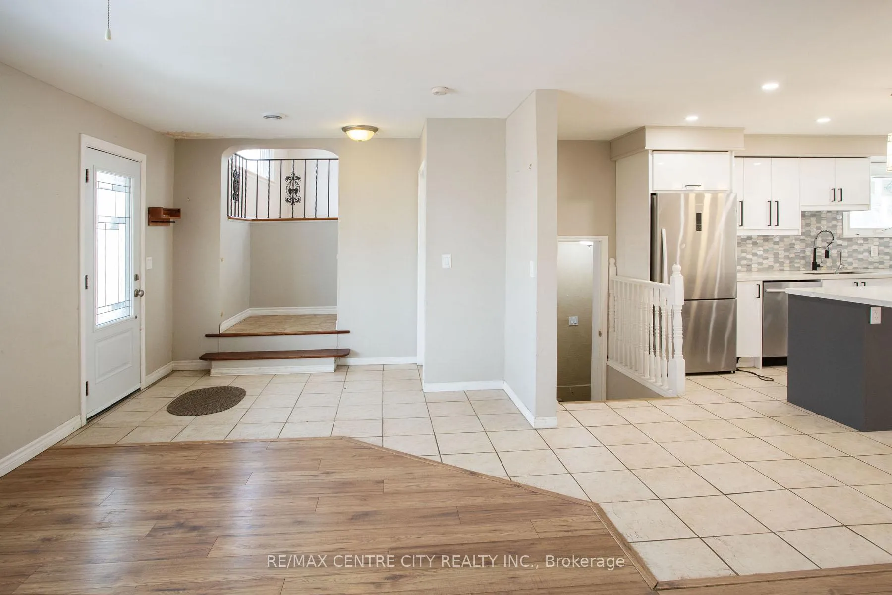 Photo 25 of 1231 Sunningdale Road E, London, North C — HOMEH