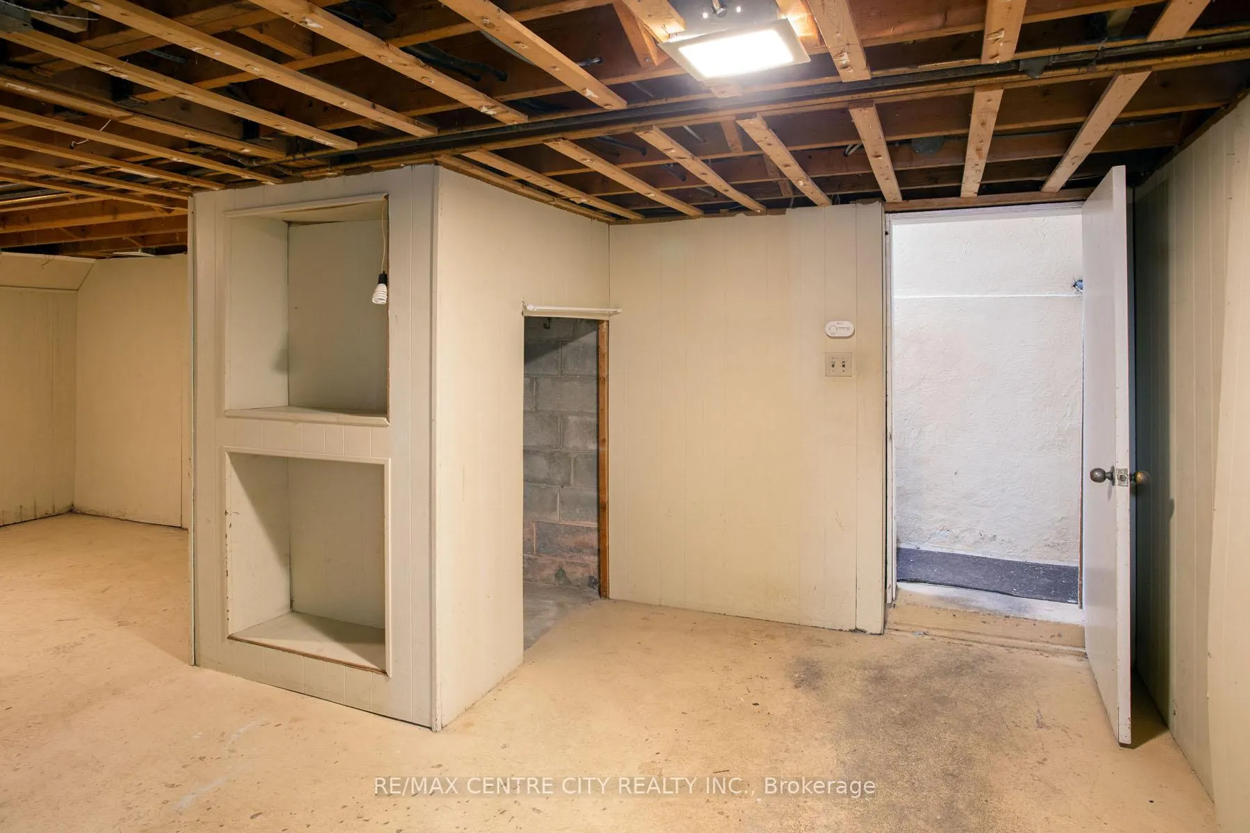 Photo 32 of 1231 Sunningdale Road E, London, North C — HOMEH