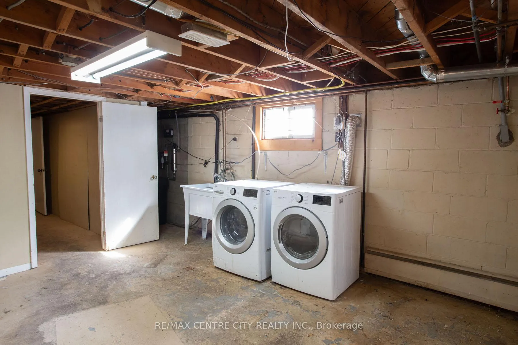 Photo 37 of 1231 Sunningdale Road E, London, North C — HOMEH