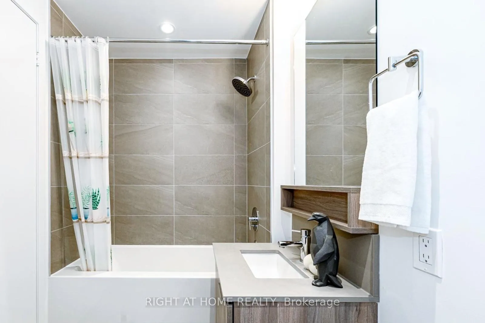 Photo 21 of Unit 5608, 950 Portage Parkway, Vaughan, Vaughan Corporate Centre — HOMEH