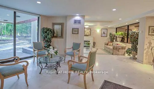 Photo 7 of Unit SPH8, 3700 Kaneff Crescent, Mississauga, Mississauga Valleys — HOMEH