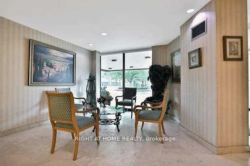 Photo 8 of Unit SPH8, 3700 Kaneff Crescent, Mississauga, Mississauga Valleys — HOMEH