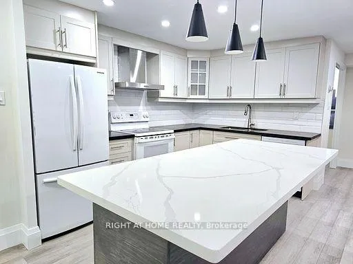 Photo 10 of Unit SPH8, 3700 Kaneff Crescent, Mississauga, Mississauga Valleys — HOMEH