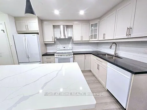 Photo 11 of Unit SPH8, 3700 Kaneff Crescent, Mississauga, Mississauga Valleys — HOMEH