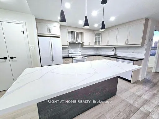 Photo 12 of Unit SPH8, 3700 Kaneff Crescent, Mississauga, Mississauga Valleys — HOMEH