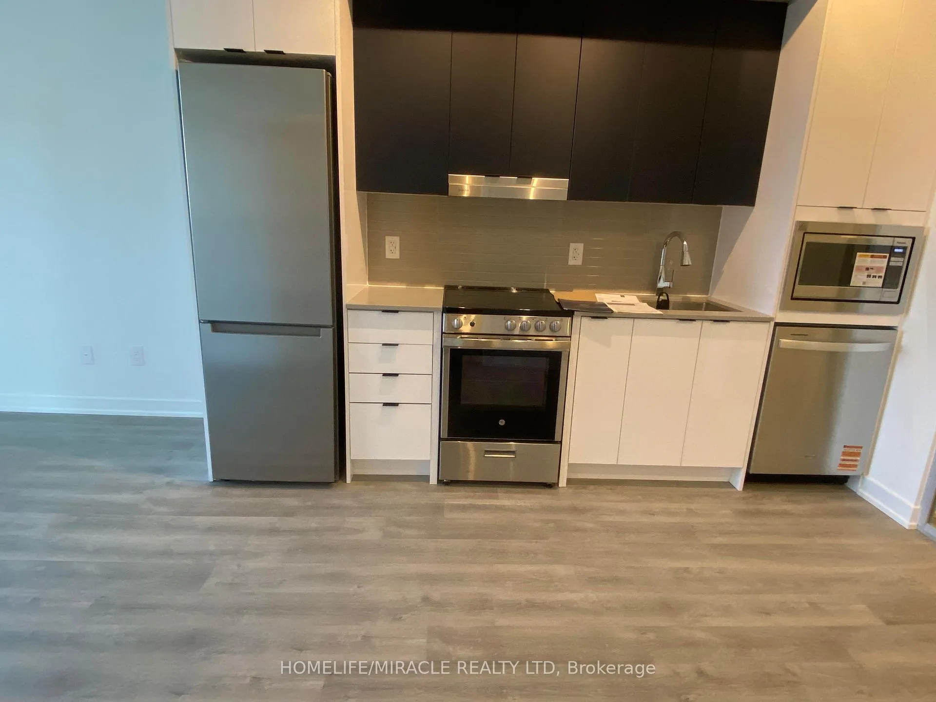 Front of Unit 1706, 5105 Hurontario Street