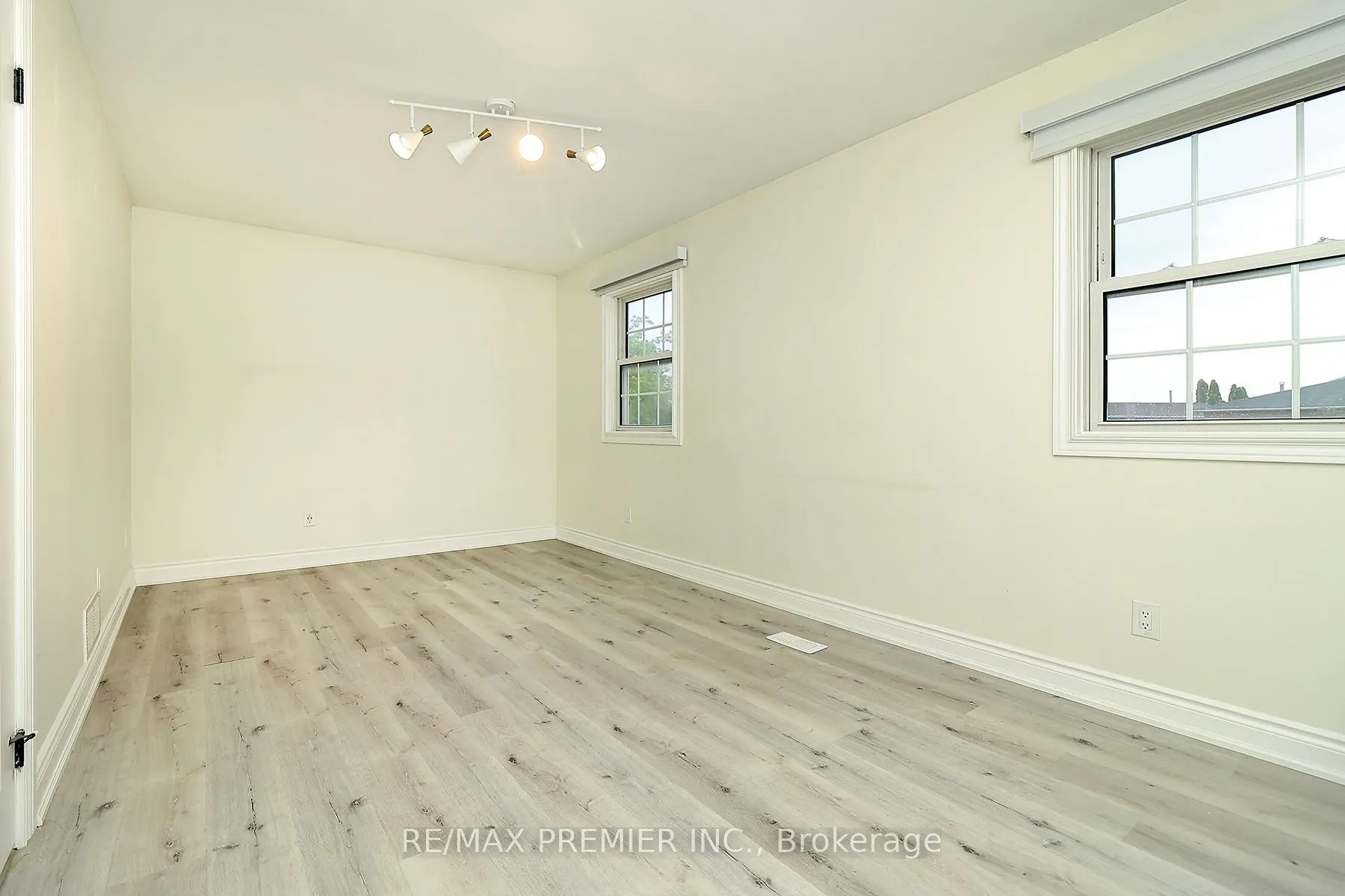 Photo 14 of 27 Prairie Dunes Place, Vaughan, Glen Shields — HOMEH