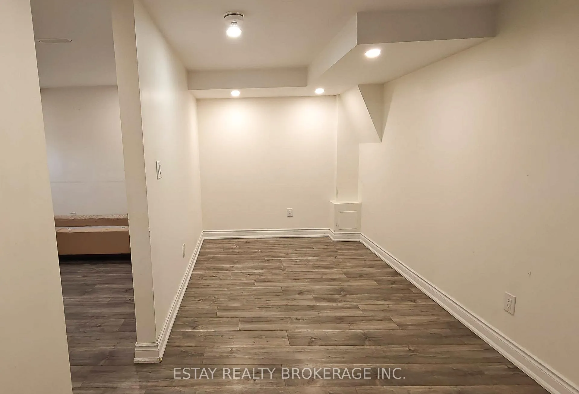 Photo 3 of Unit Basement, 6 Reynolds Crescent, Aurora, Bayview Northeast — HOMEH