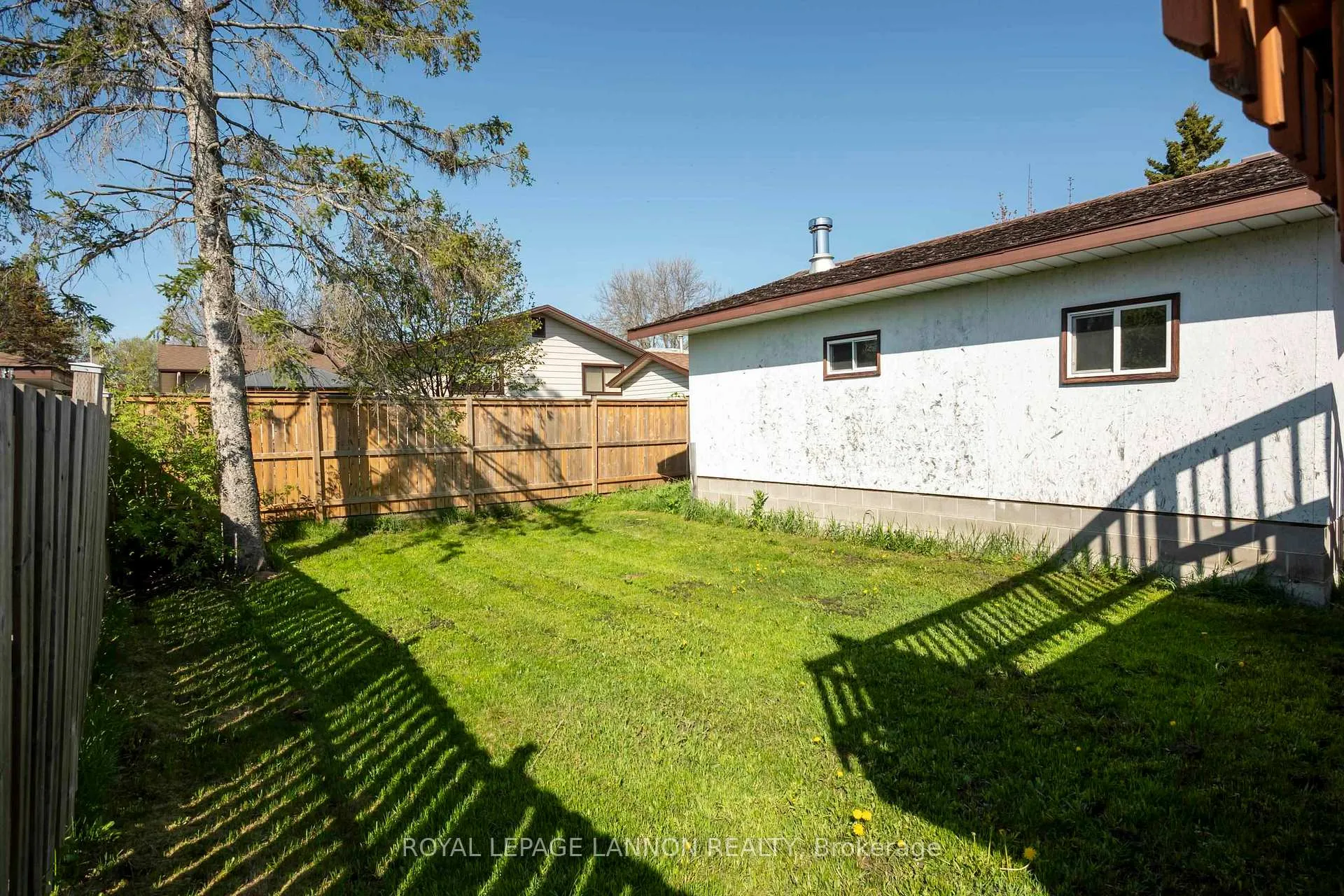 Photo 3 of 423 Brittany Drive, Thunder Bay, John Street North — HOMEH