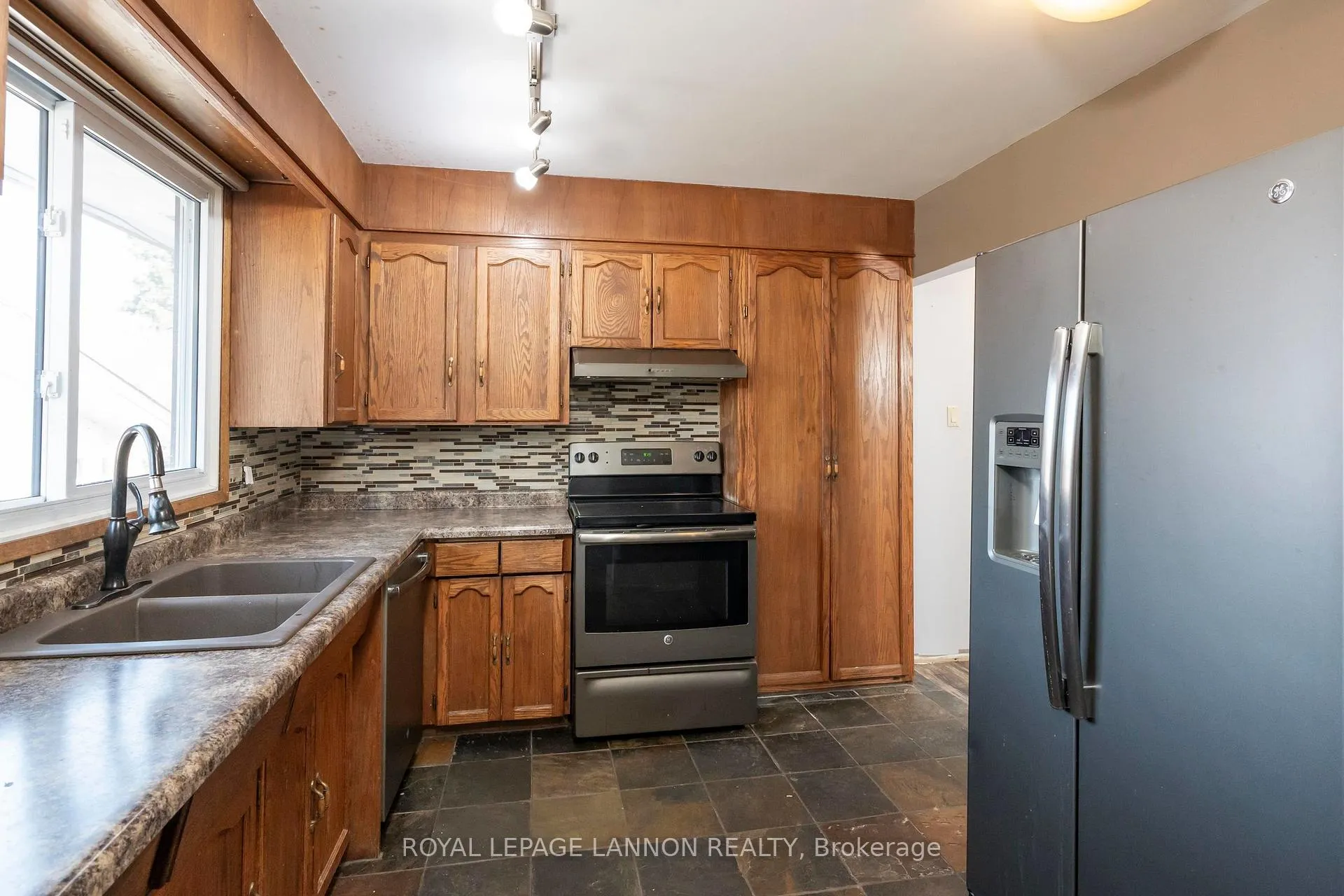 Photo 12 of 423 Brittany Drive, Thunder Bay, John Street North — HOMEH