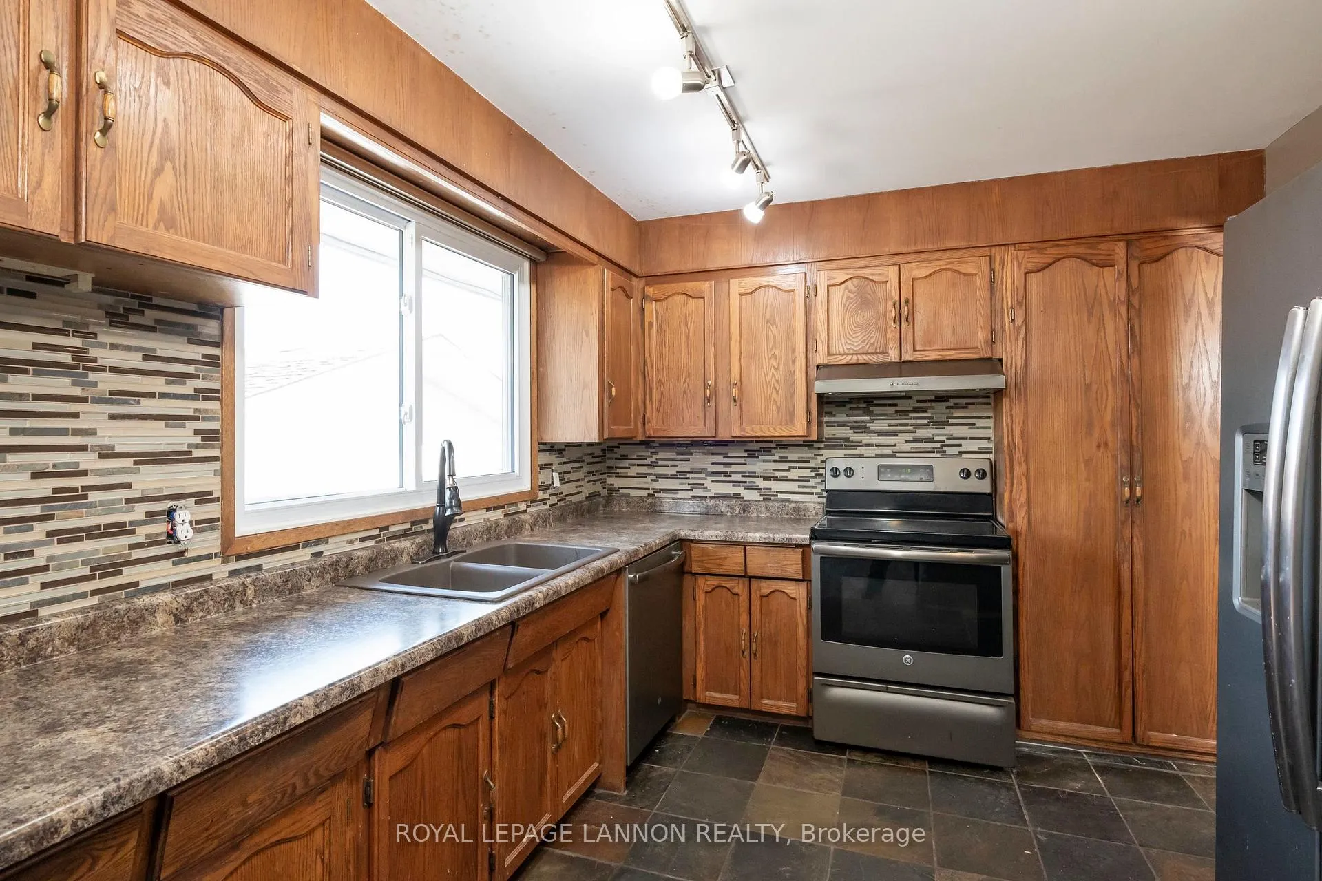 Photo 15 of 423 Brittany Drive, Thunder Bay, John Street North — HOMEH