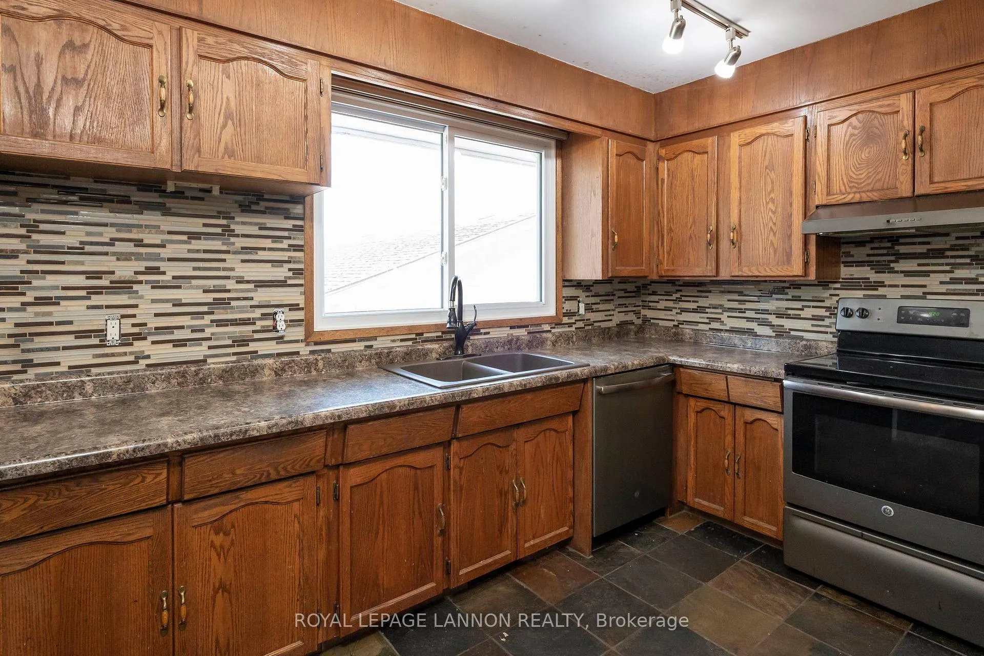 Photo 16 of 423 Brittany Drive, Thunder Bay, John Street North — HOMEH