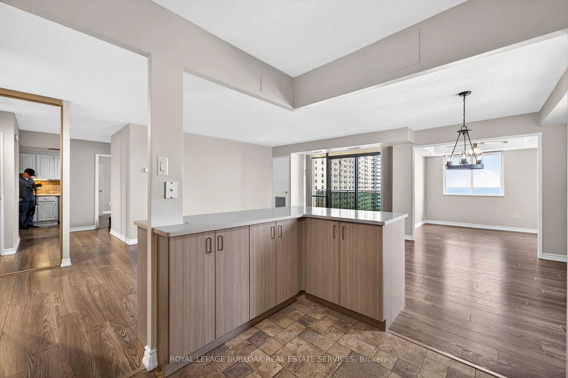 Photo 17 of Unit 802, 301 Frances Avenue, Hamilton, Lakeshore — HOMEH