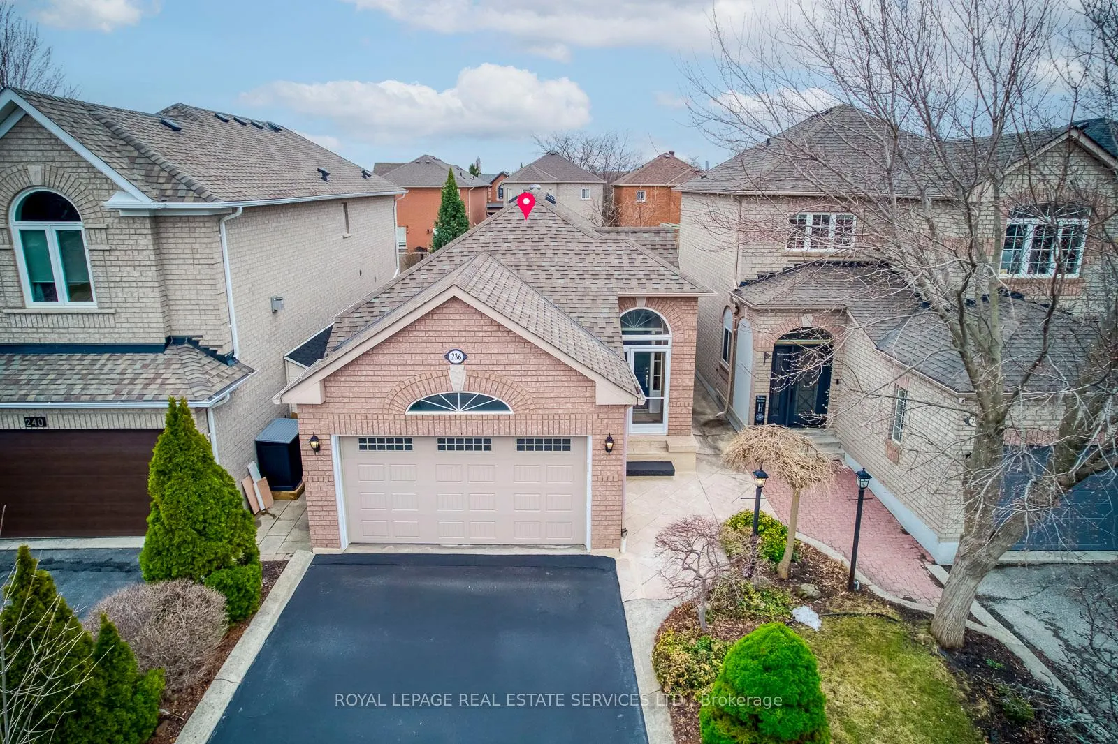 Photo 2 of 236 Sylwood Crescent, Vaughan, Maple — HOMEH