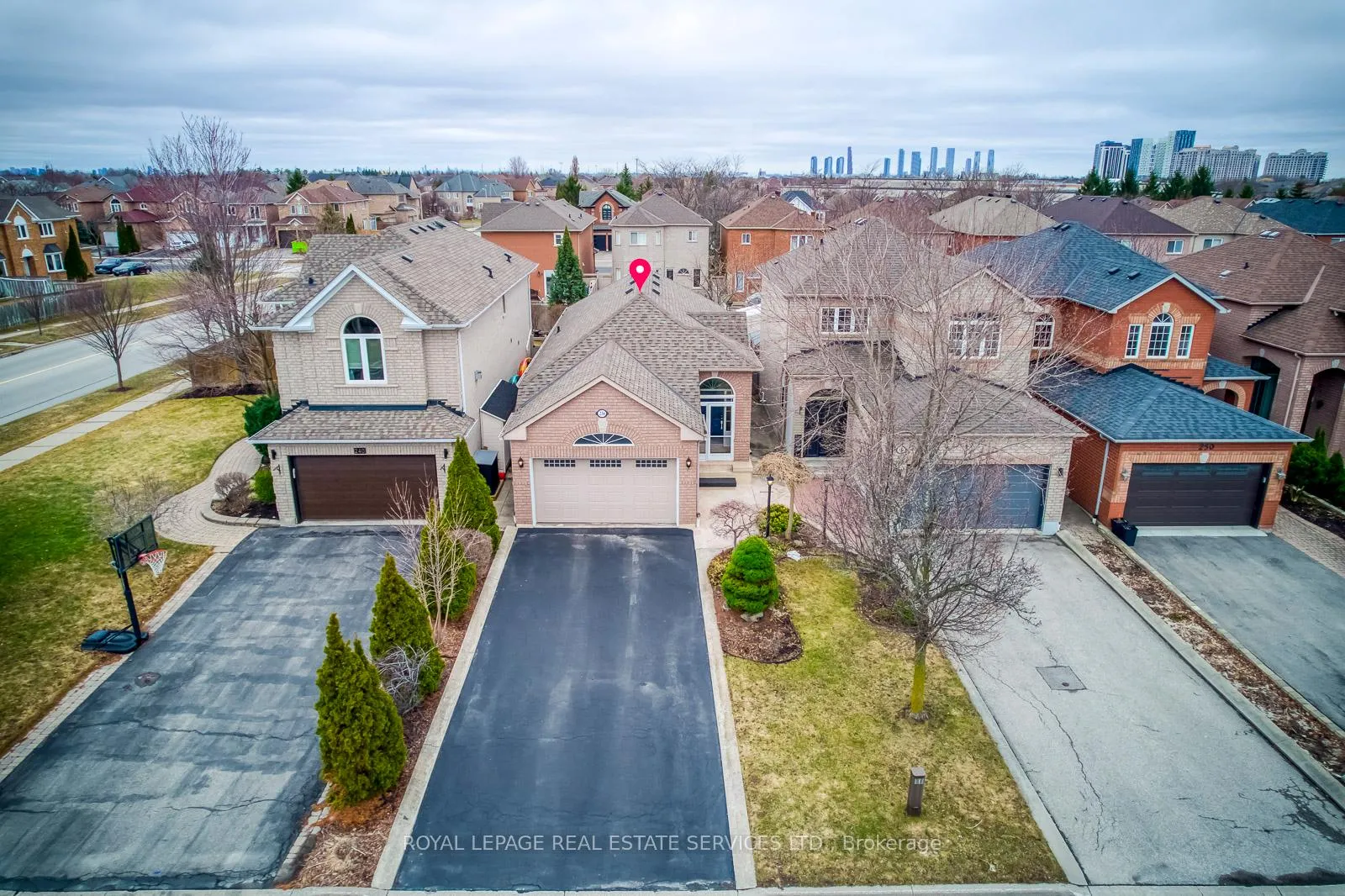 Photo 3 of 236 Sylwood Crescent, Vaughan, Maple — HOMEH