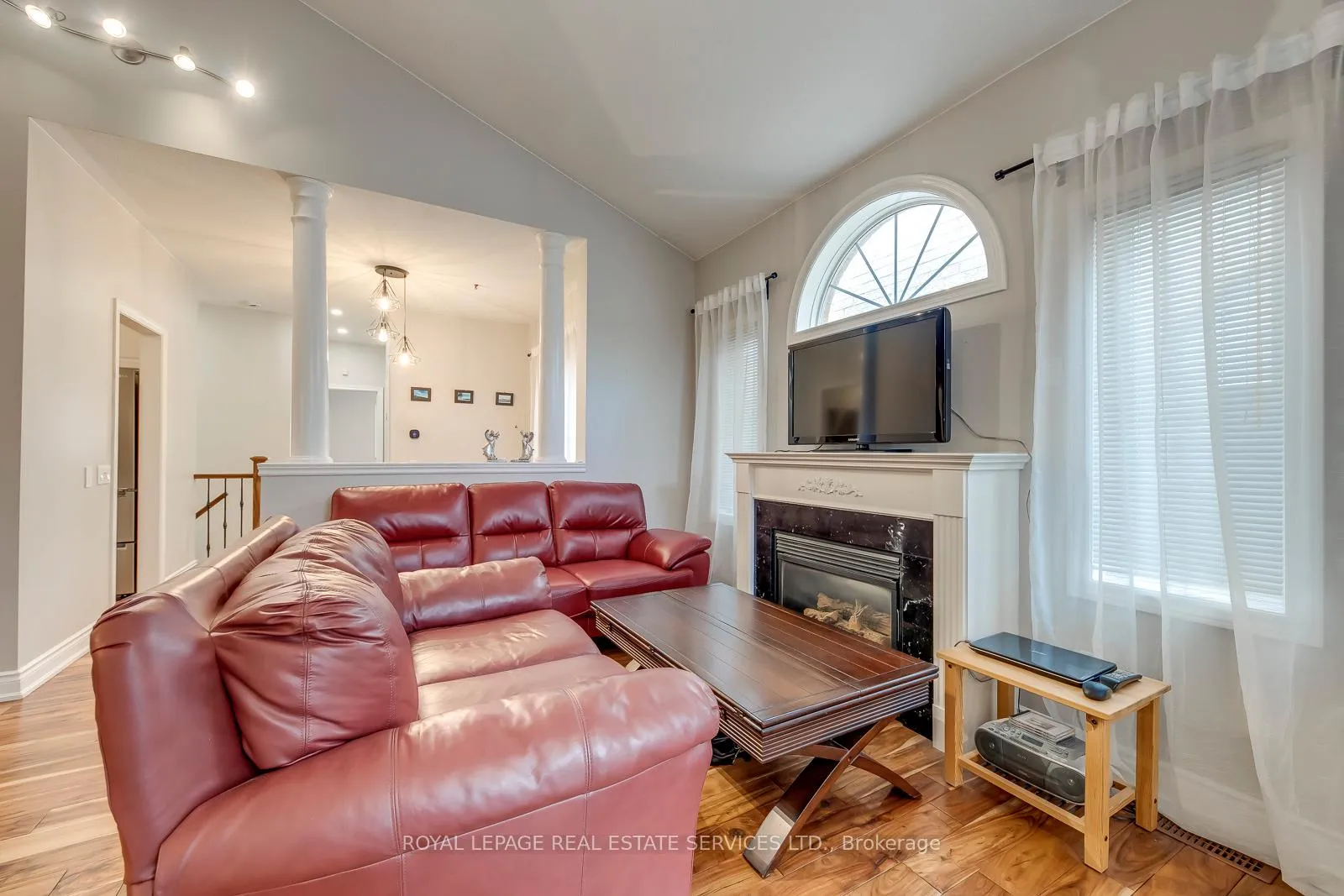 Photo 10 of 236 Sylwood Crescent, Vaughan, Maple — HOMEH