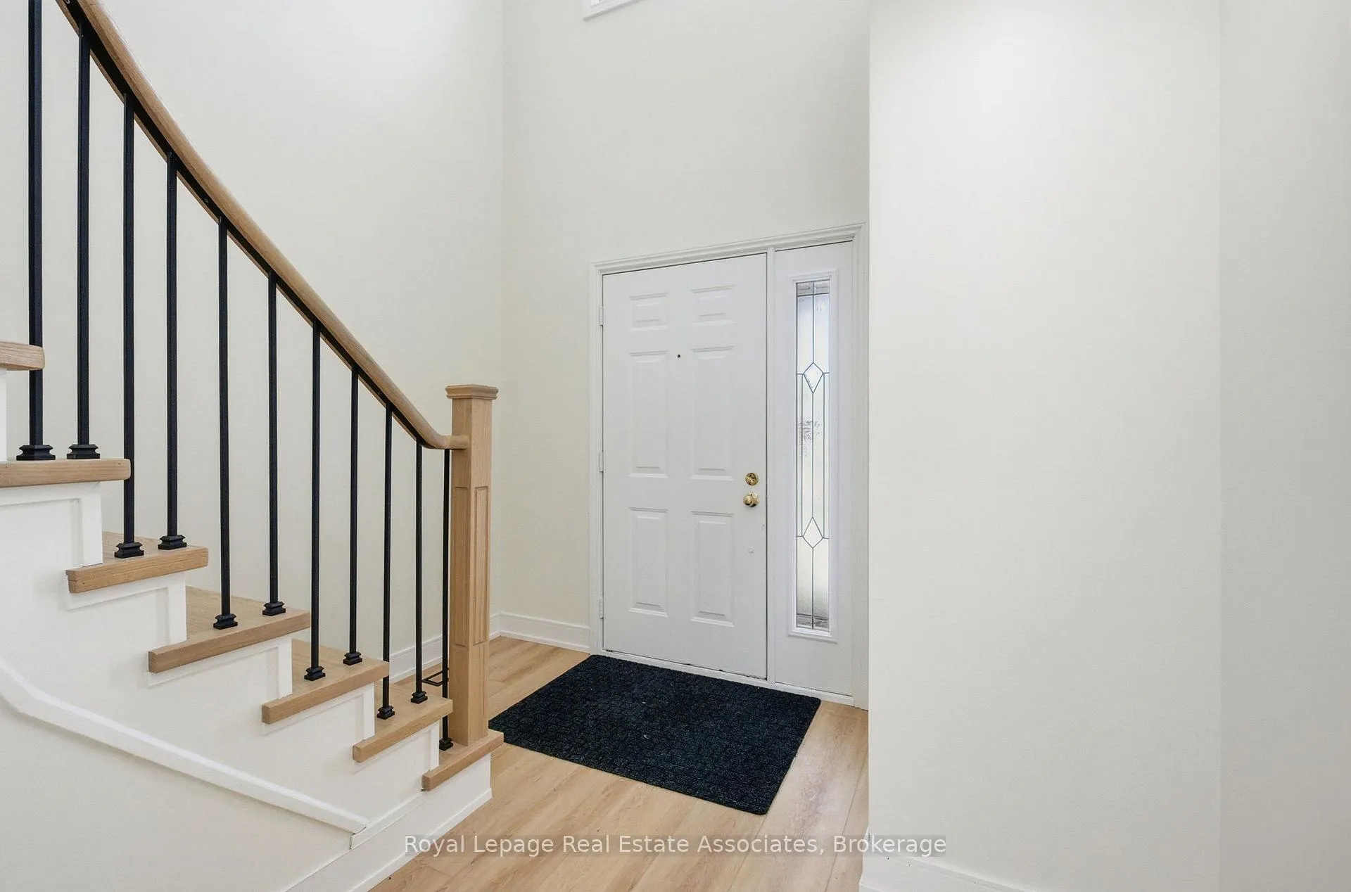 Photo 3 of 896 Roundelay Drive, Oshawa, McLaughlin — HOMEH