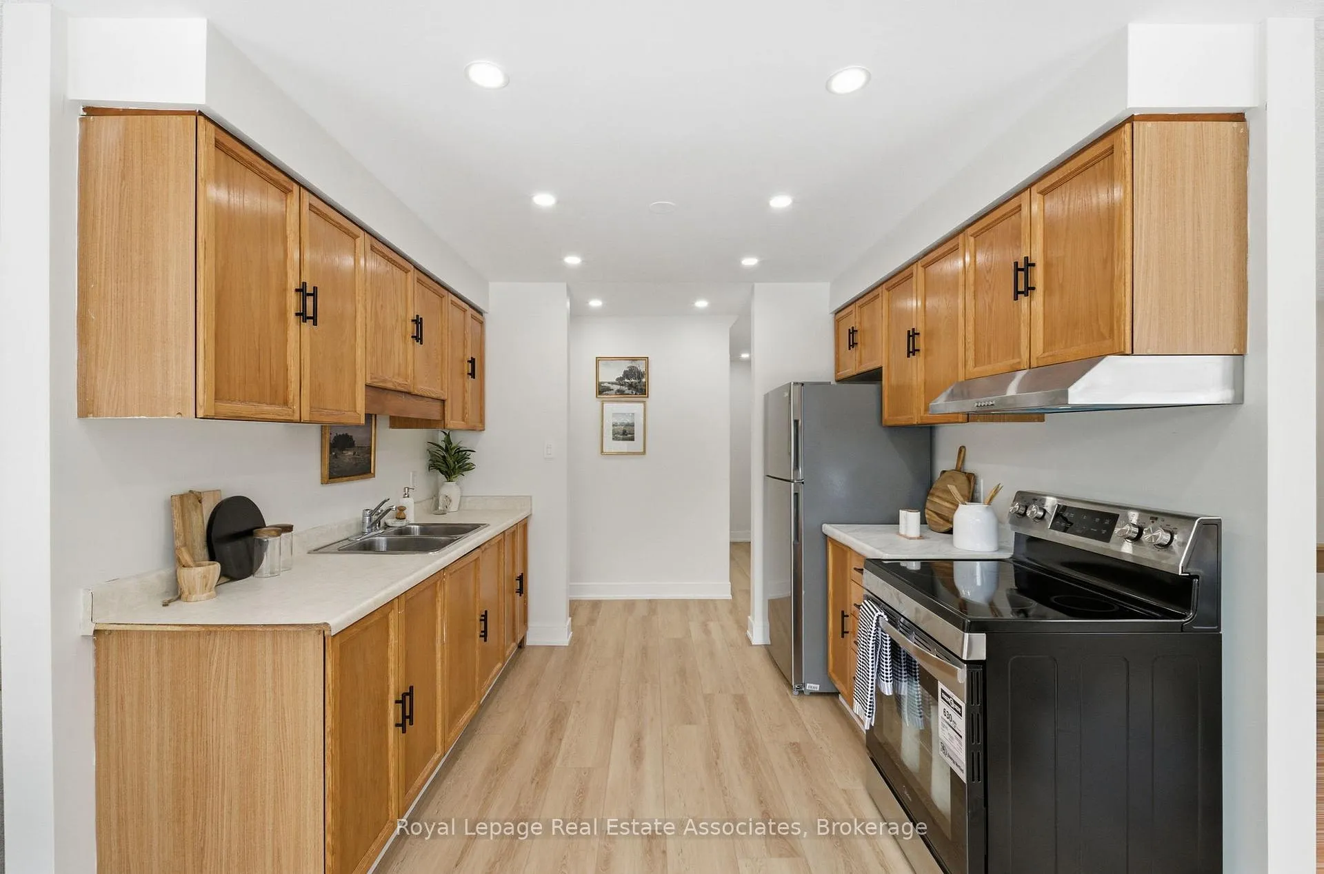 Photo 11 of 896 Roundelay Drive, Oshawa, McLaughlin — HOMEH
