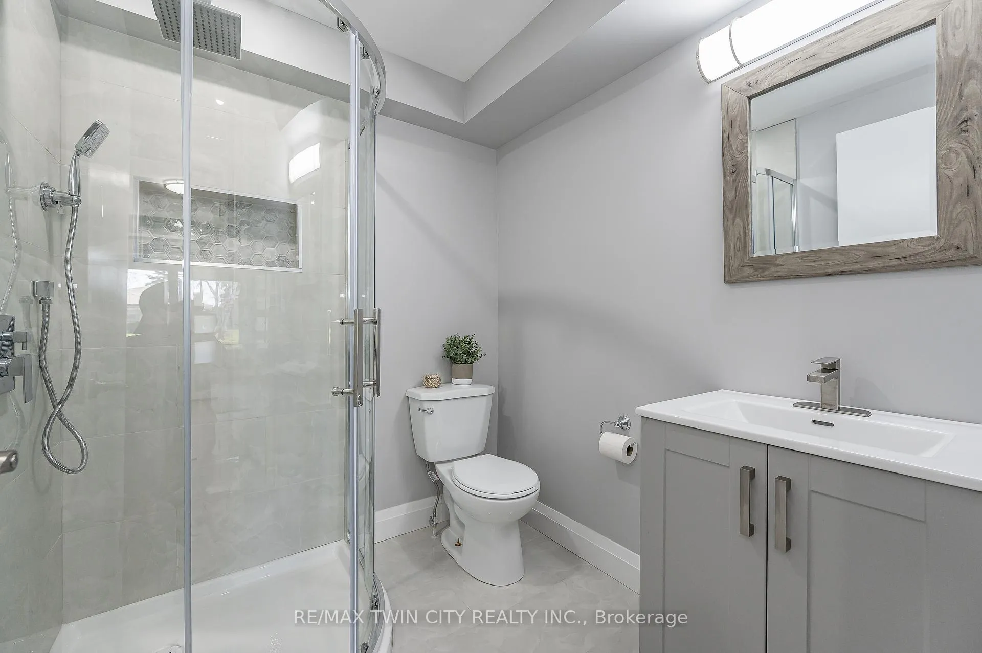 Photo 15 of 34 Bradley Drive, Kitchener, Stanley Park — HOMEH