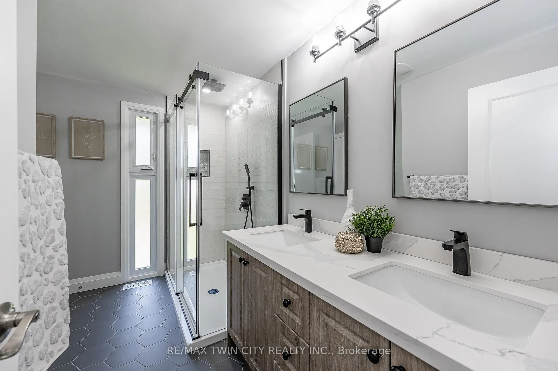 Photo 18 of 34 Bradley Drive, Kitchener, Stanley Park — HOMEH