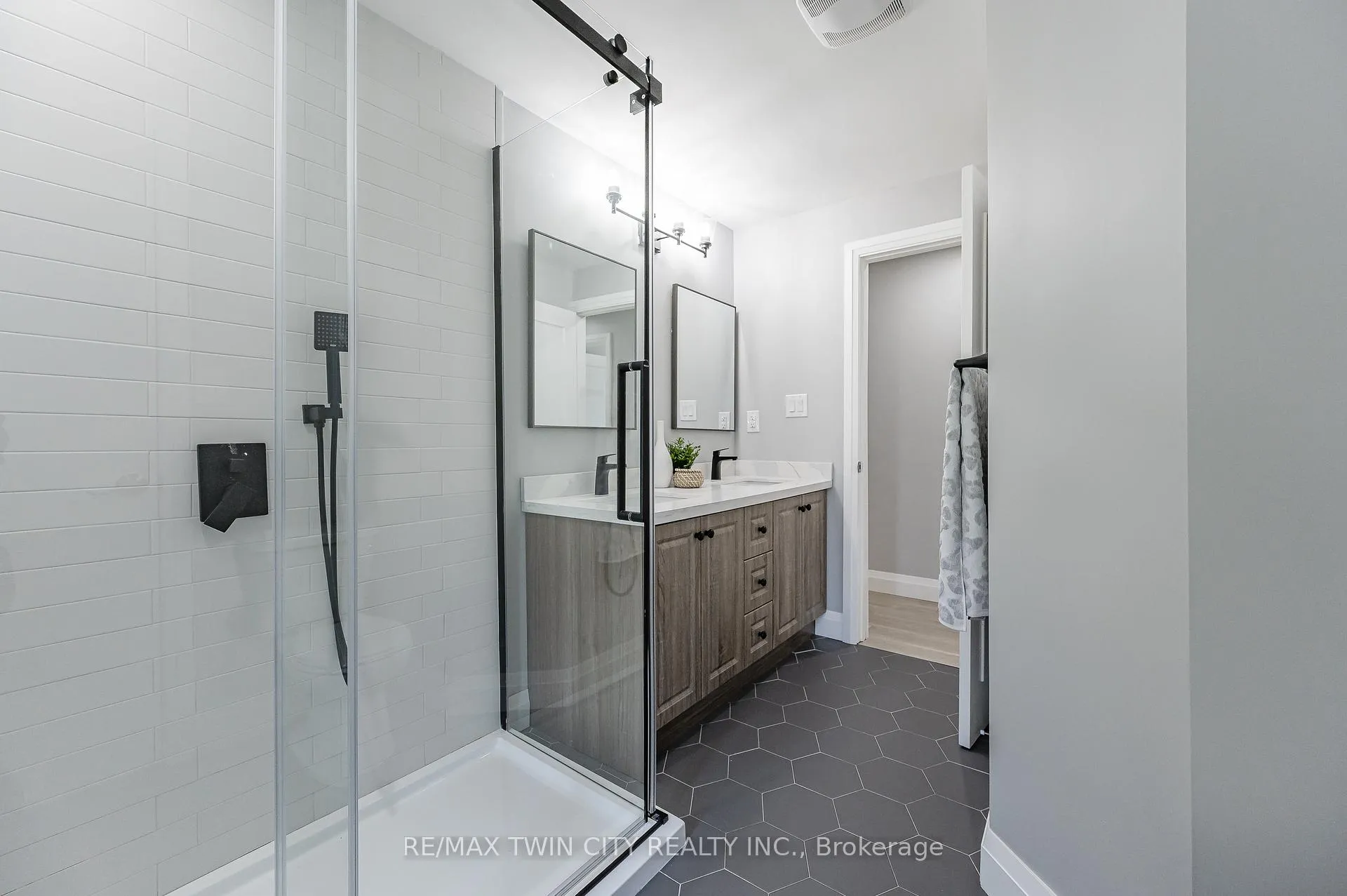 Photo 19 of 34 Bradley Drive, Kitchener, Stanley Park — HOMEH