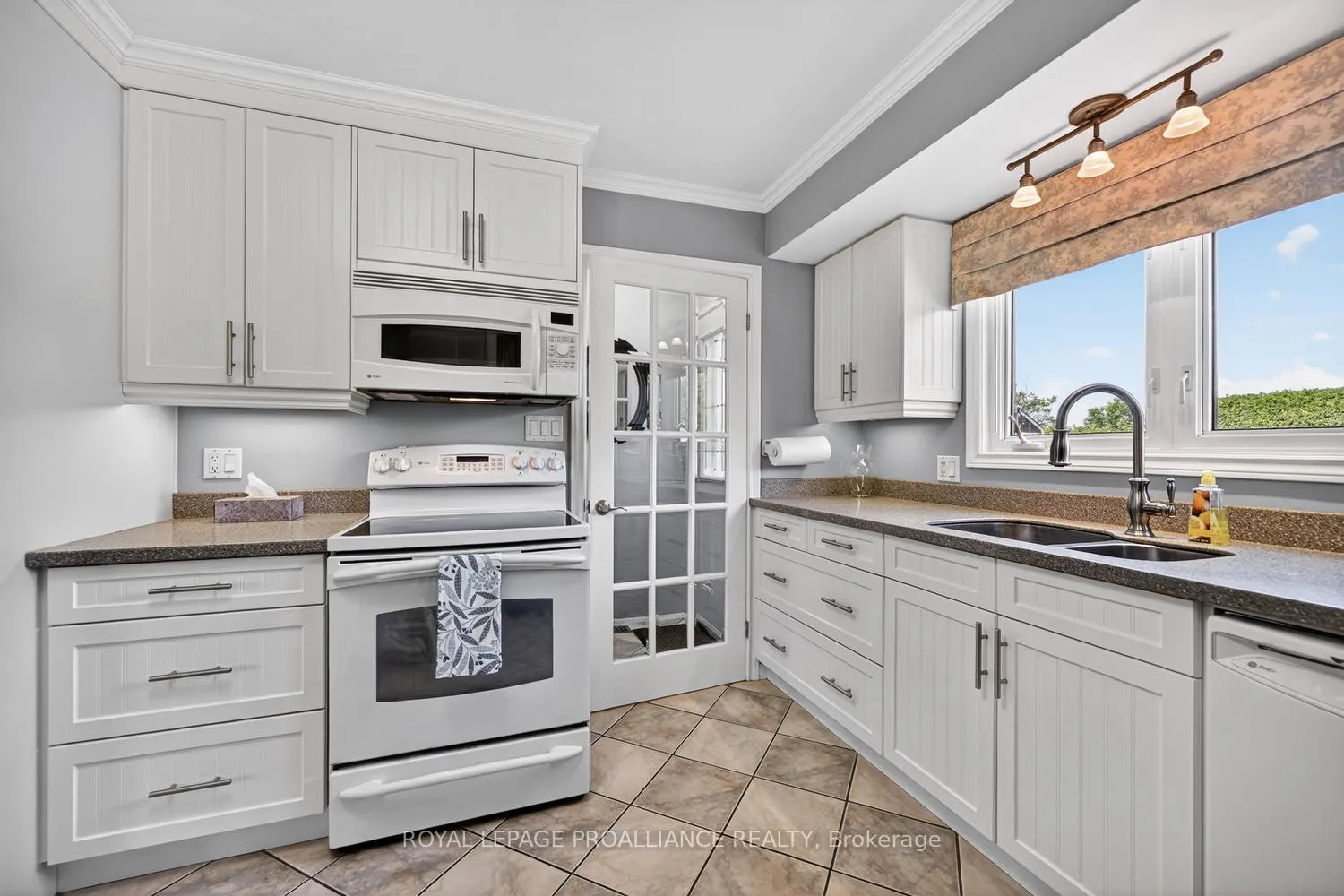 Photo 8 of 733 Stewart Boulevard, Brockville, Brockville — HOMEH
