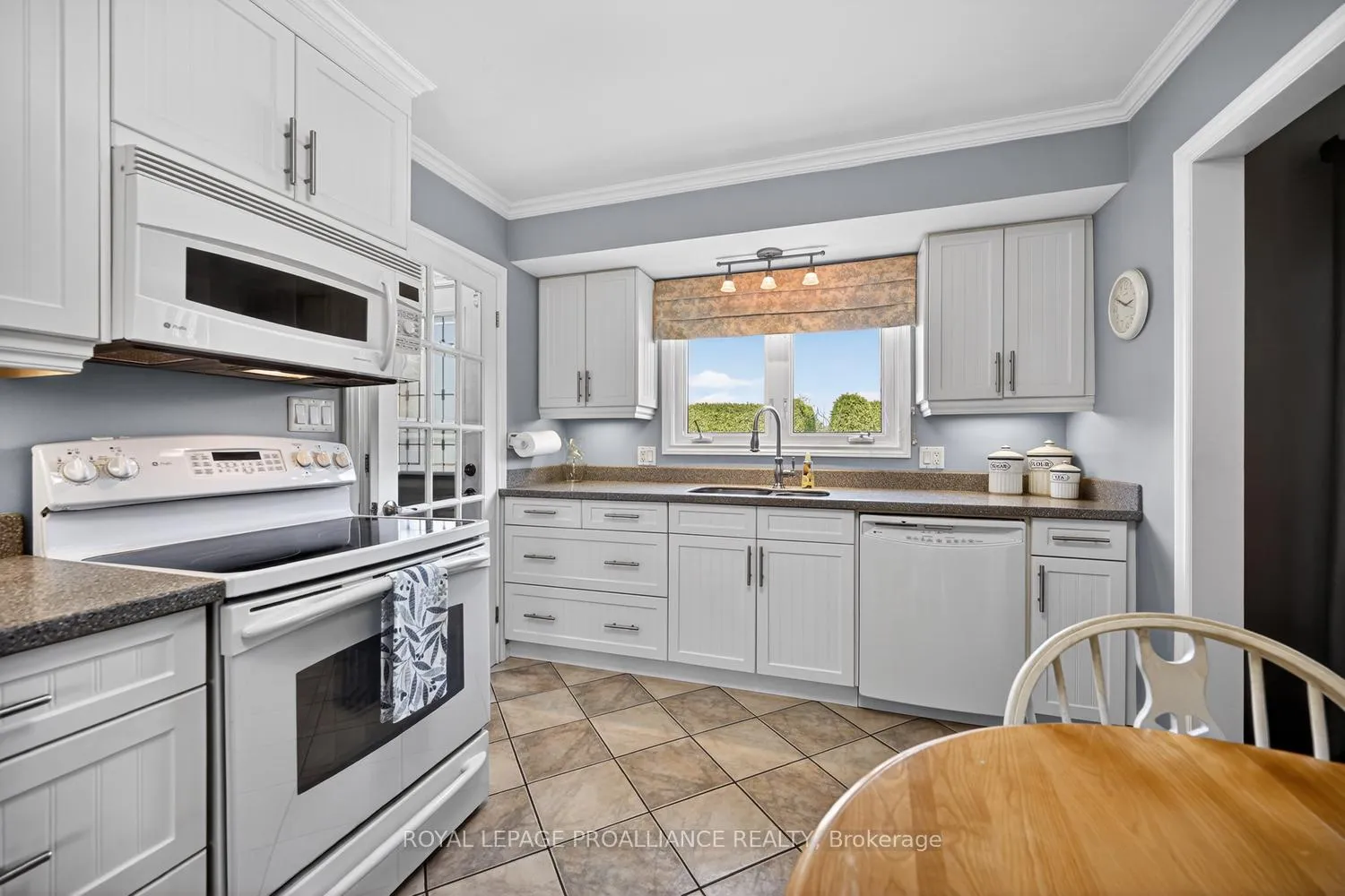 Photo 9 of 733 Stewart Boulevard, Brockville, Brockville — HOMEH