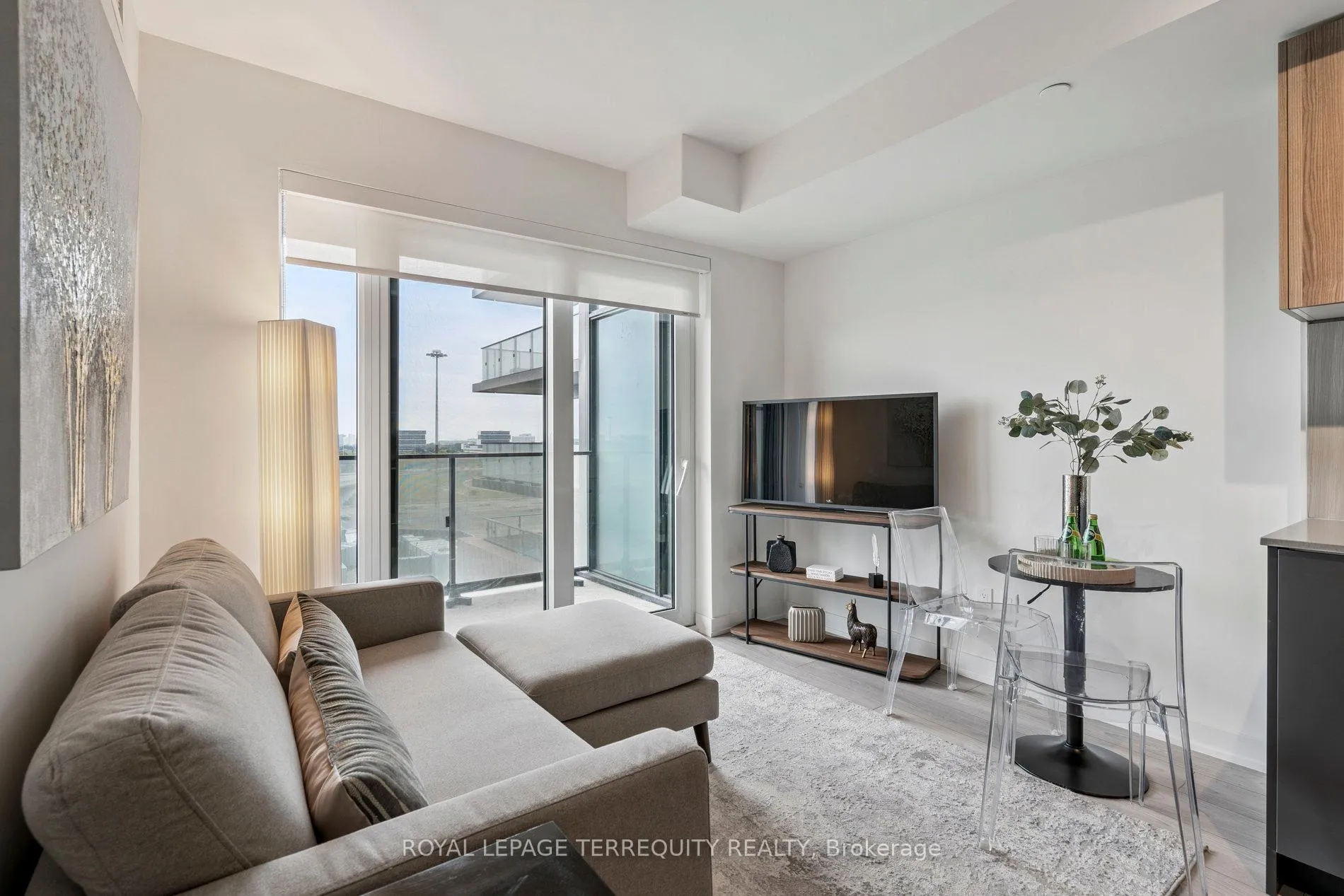 Photo 4 of Unit 809, 8 Tippett Road, North York, Clanton Park — HOMEH