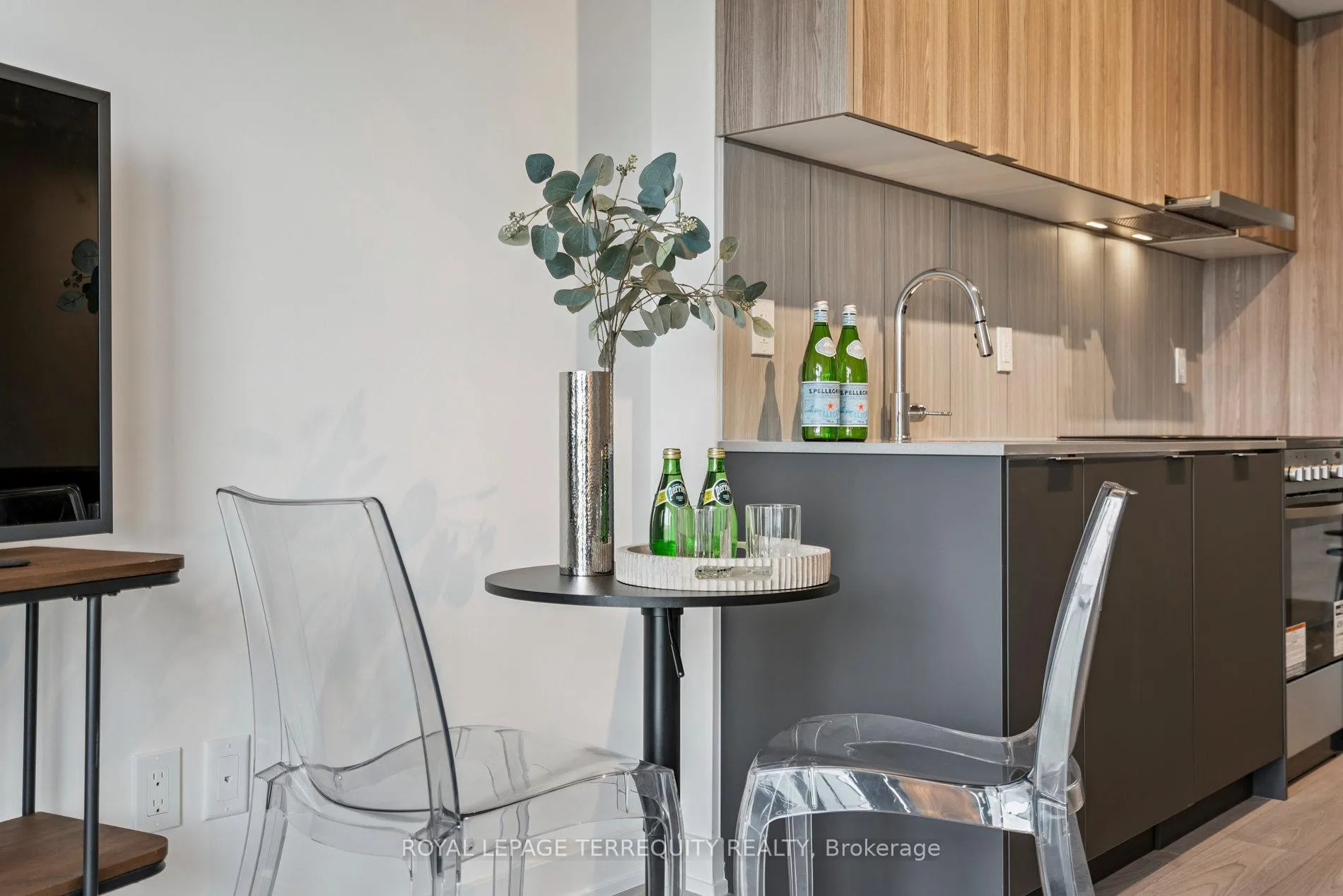 Photo 6 of Unit 809, 8 Tippett Road, North York, Clanton Park — HOMEH