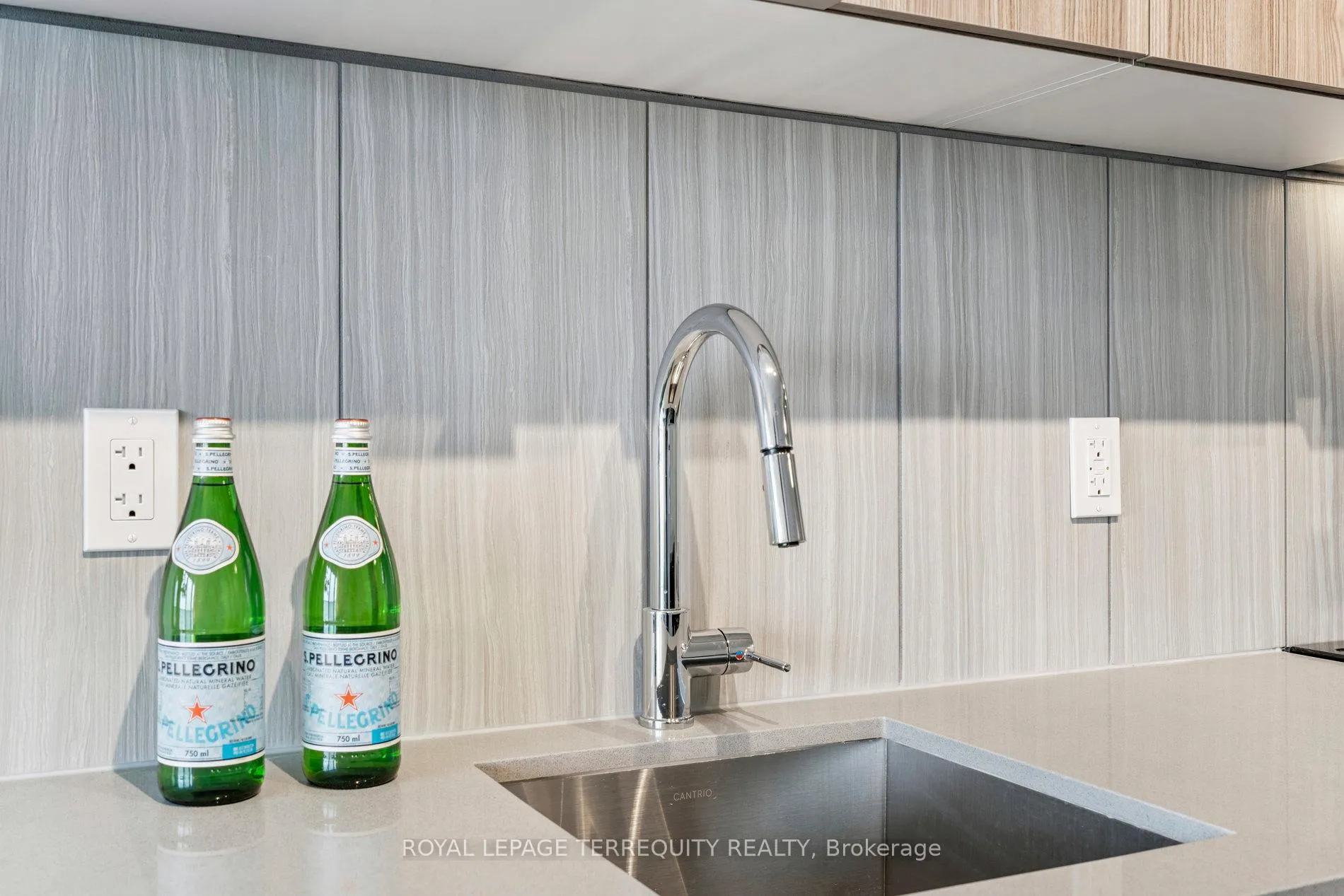 Photo 7 of Unit 809, 8 Tippett Road, North York, Clanton Park — HOMEH