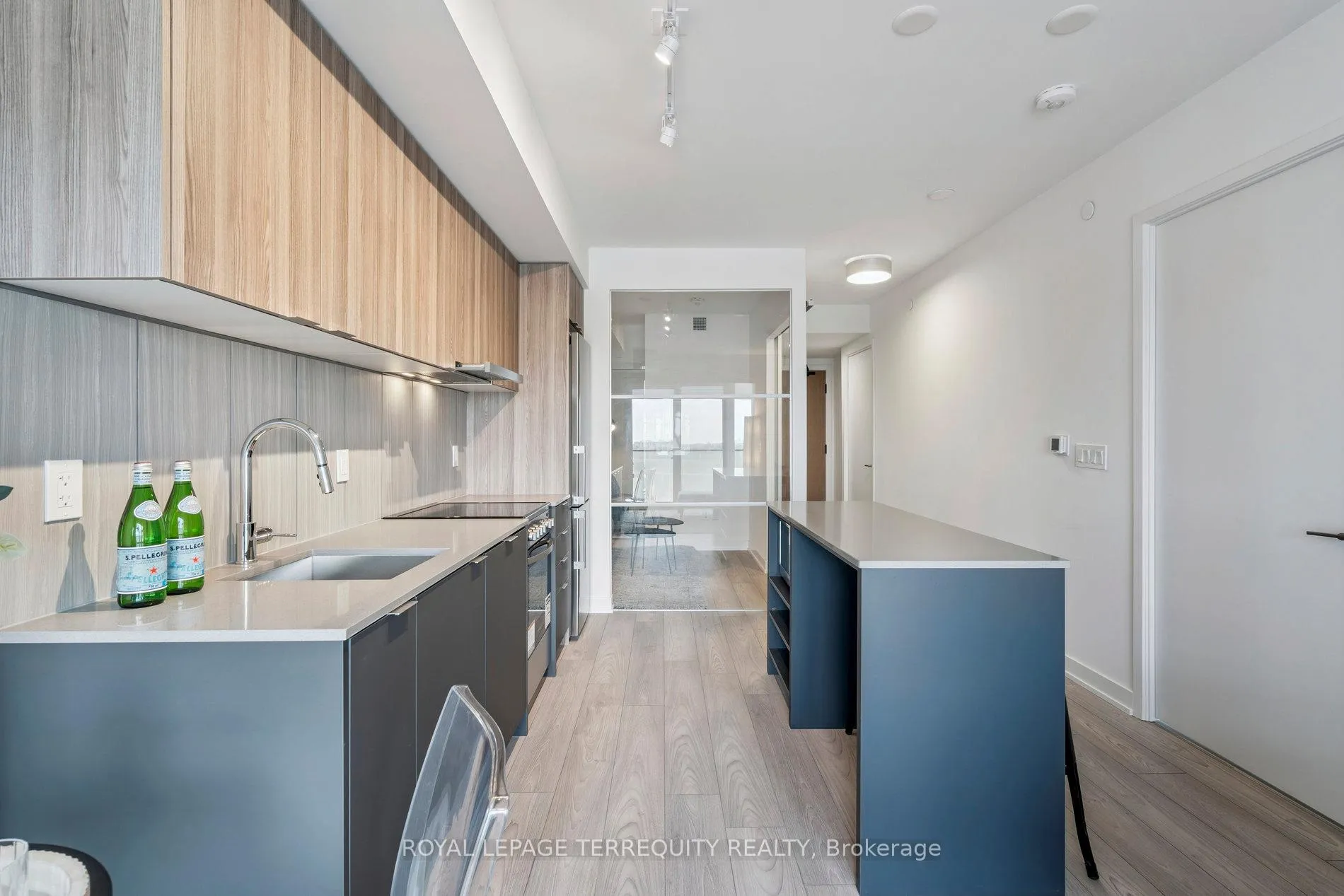 Photo 10 of Unit 809, 8 Tippett Road, North York, Clanton Park — HOMEH
