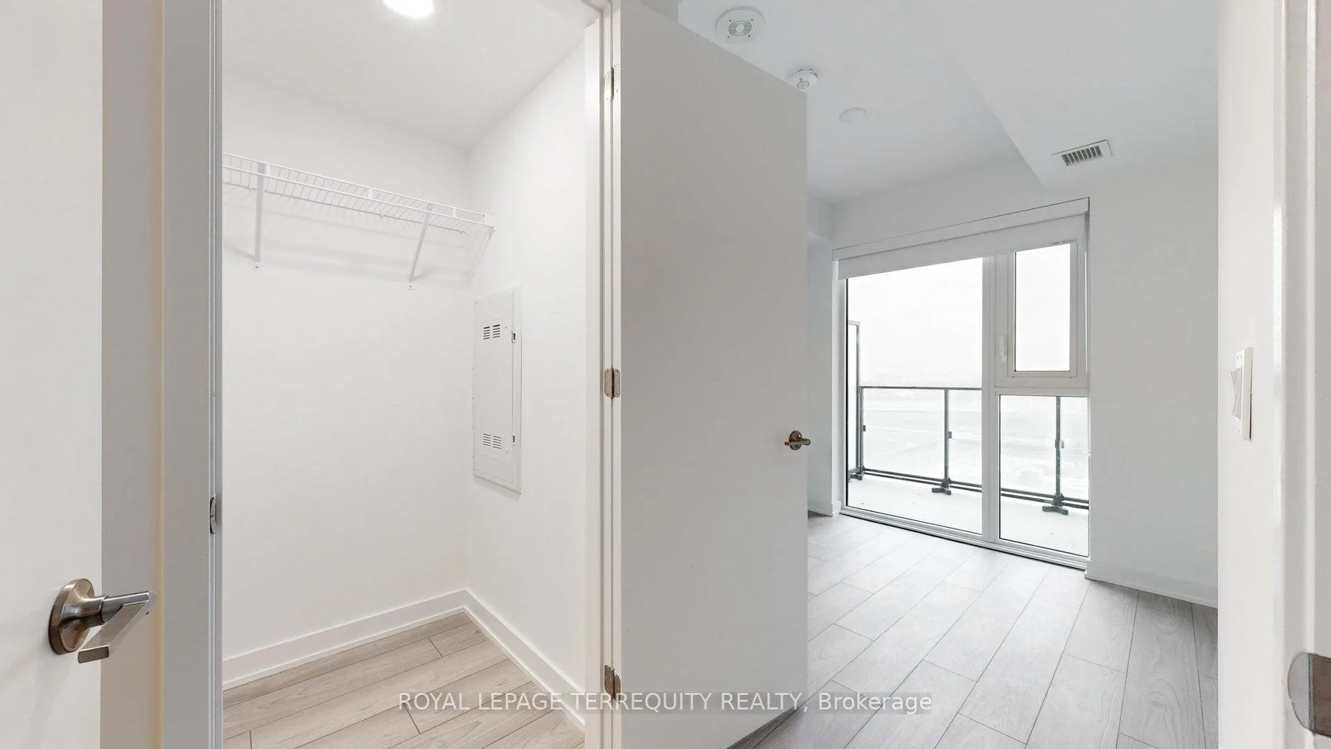 Photo 14 of Unit 809, 8 Tippett Road, North York, Clanton Park — HOMEH